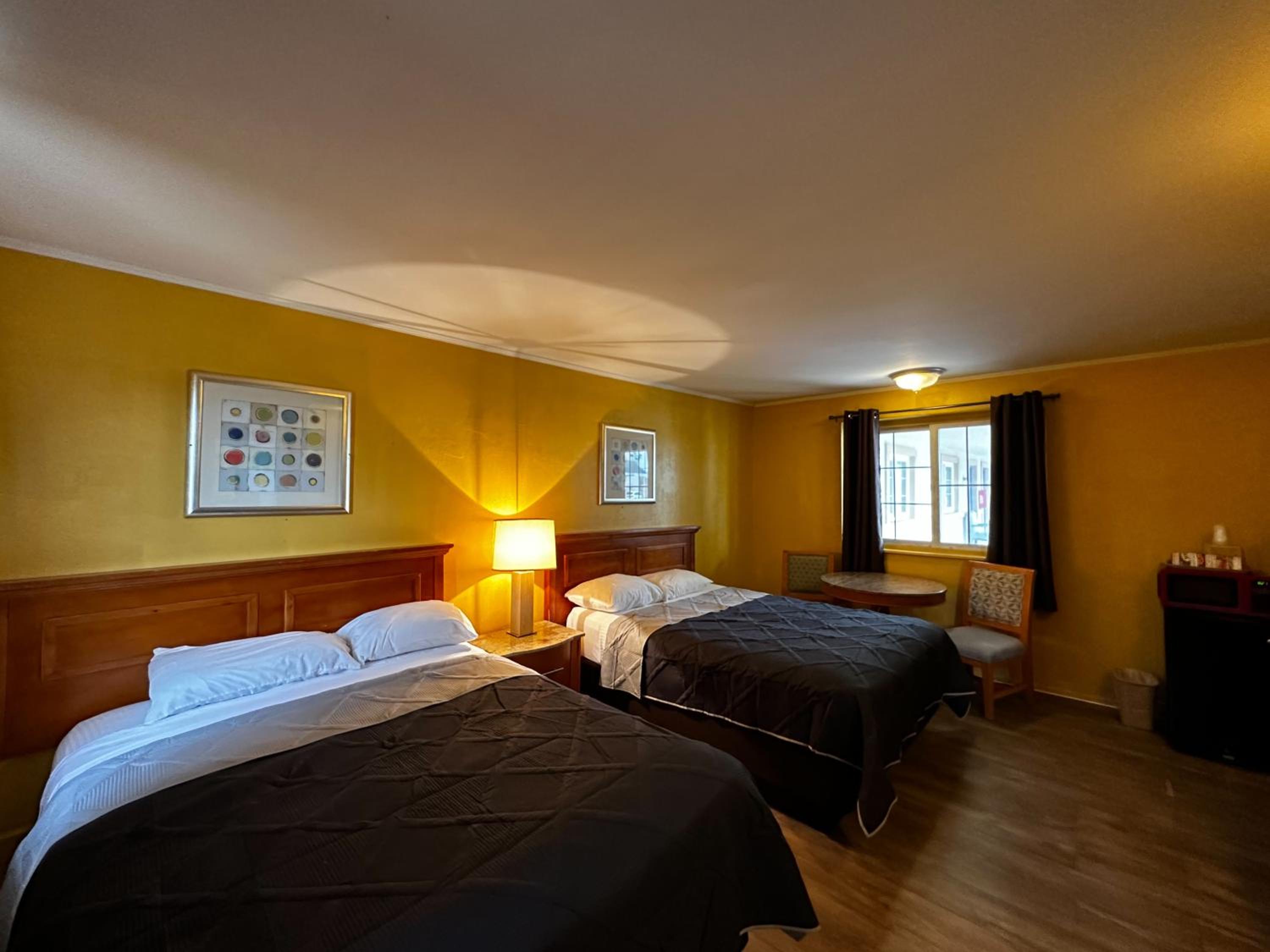 Queen Room photo 2