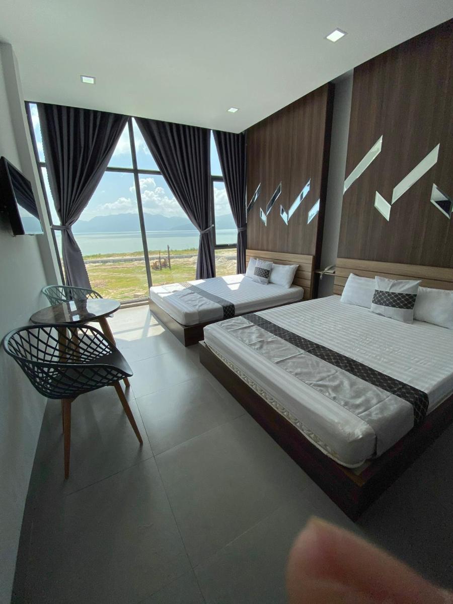 Six-Bedroom House photo 3
