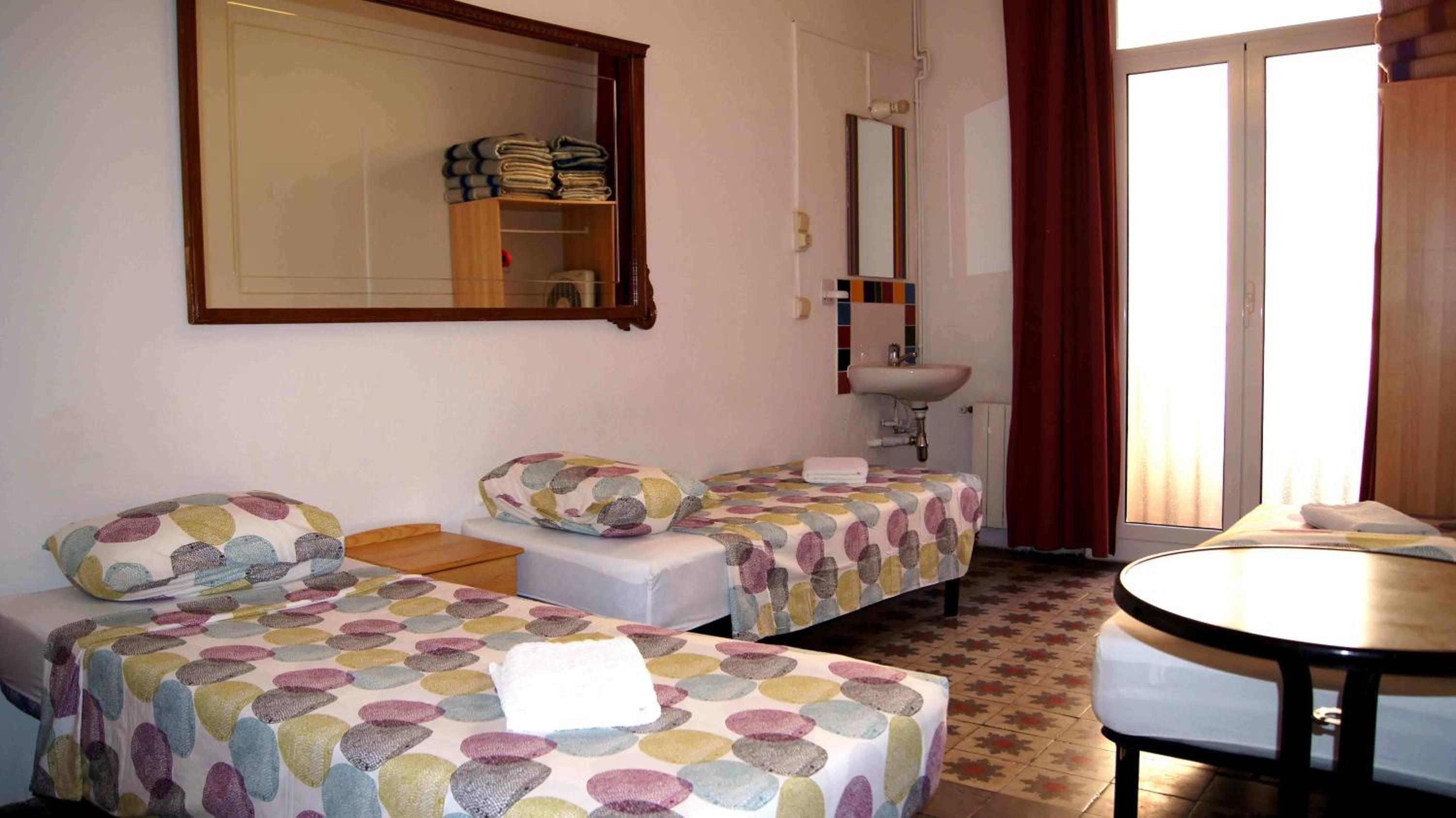 Quadruple Room with Shared Bathroom photo 2