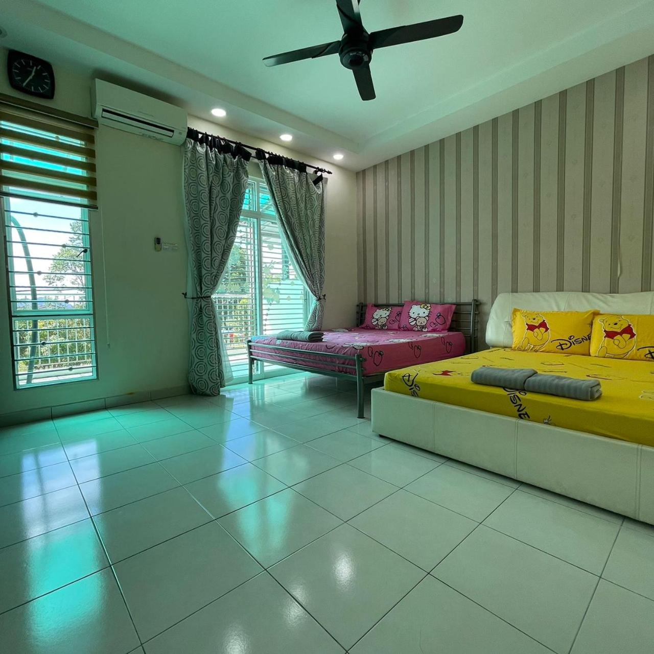 Five-Bedroom House photo 3