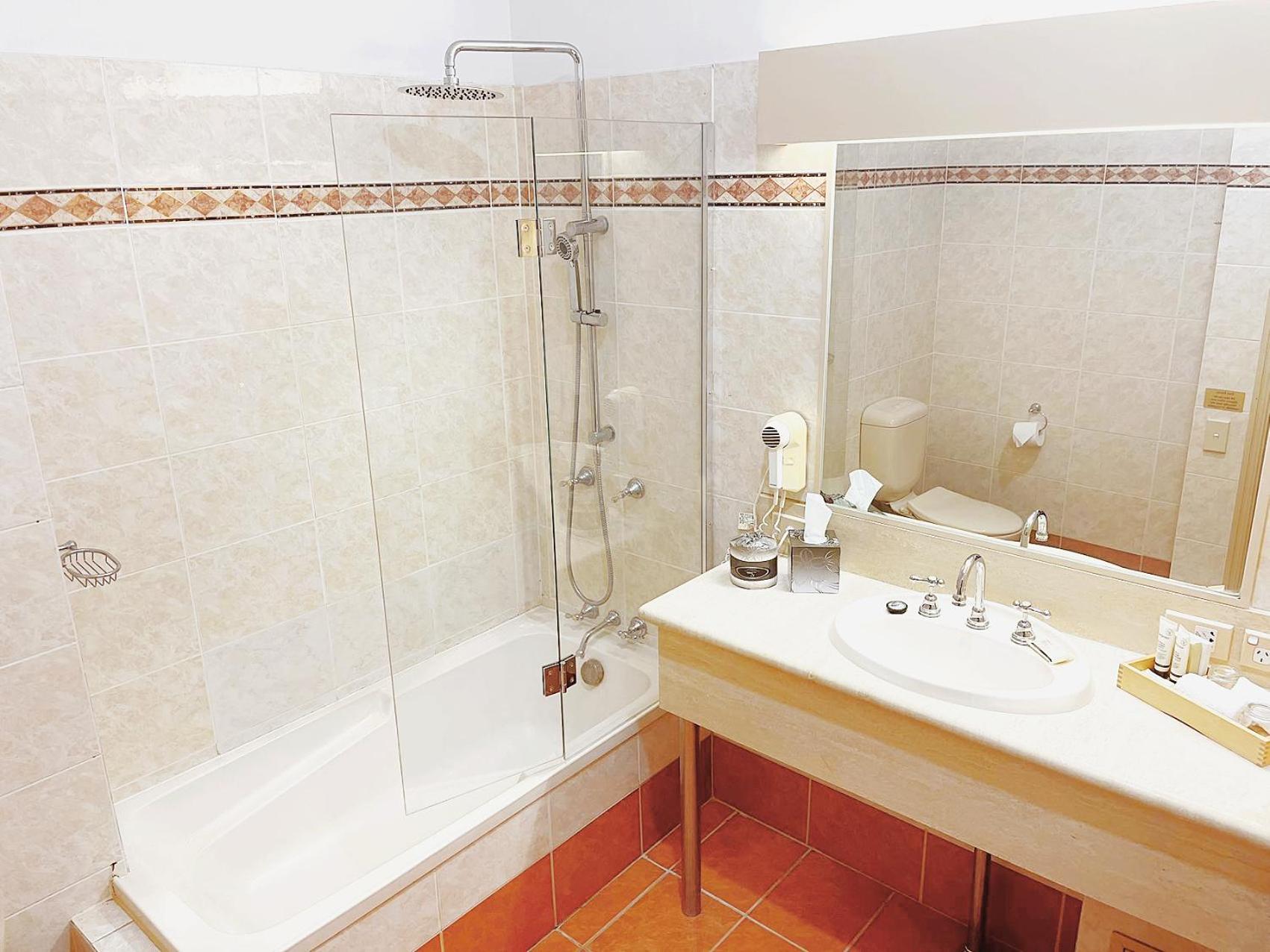 One Bedroom Suite with Bathtub - Photo 4