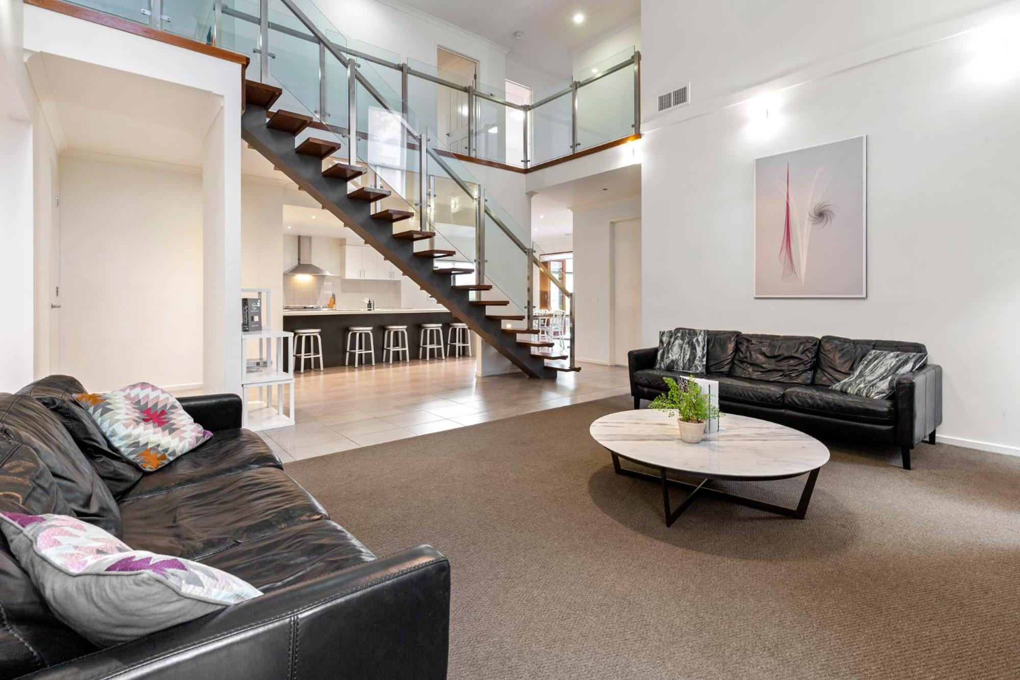 Six-Bedroom House photo 2