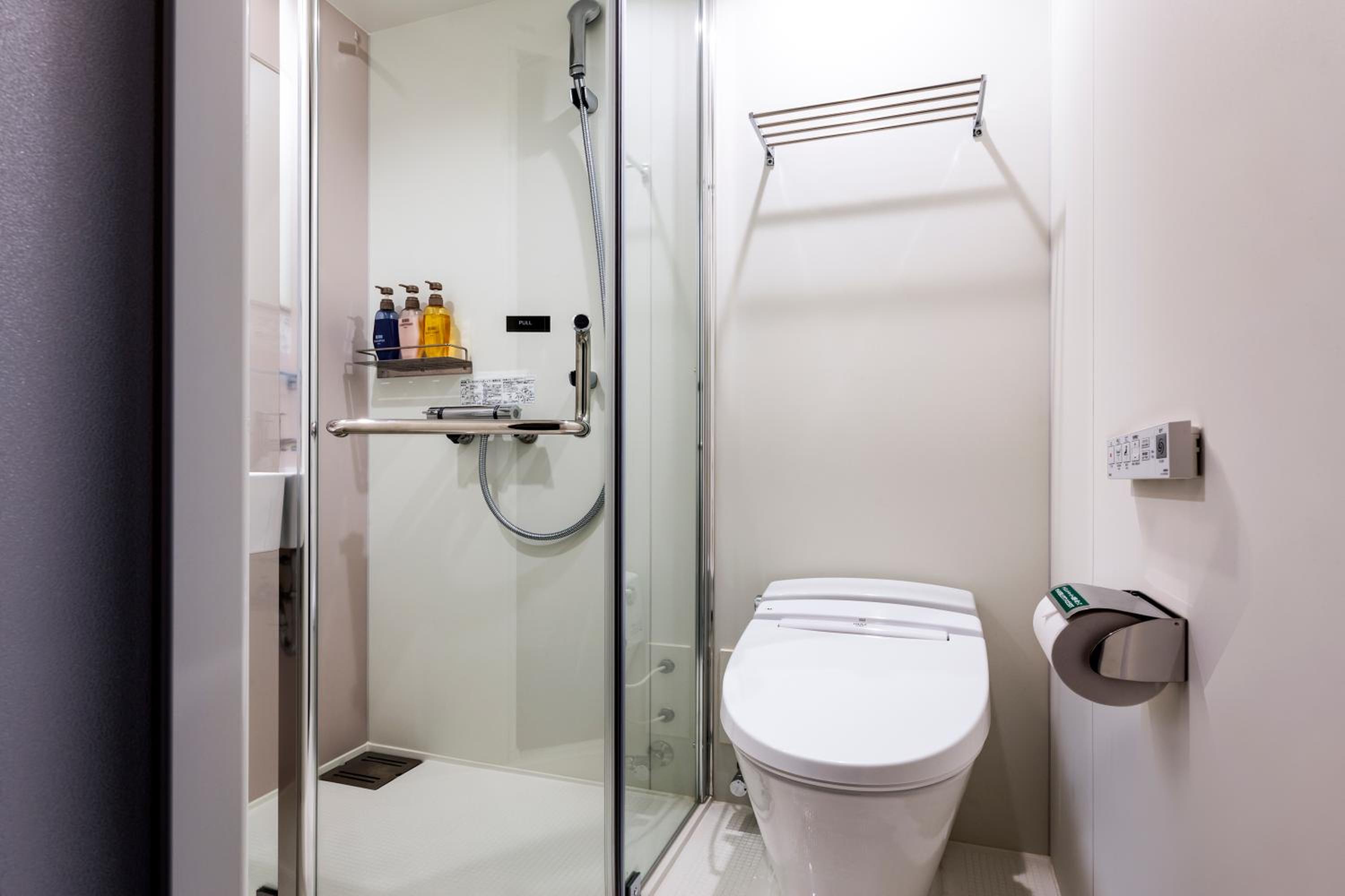 Queen Room with Shower - Photo 4