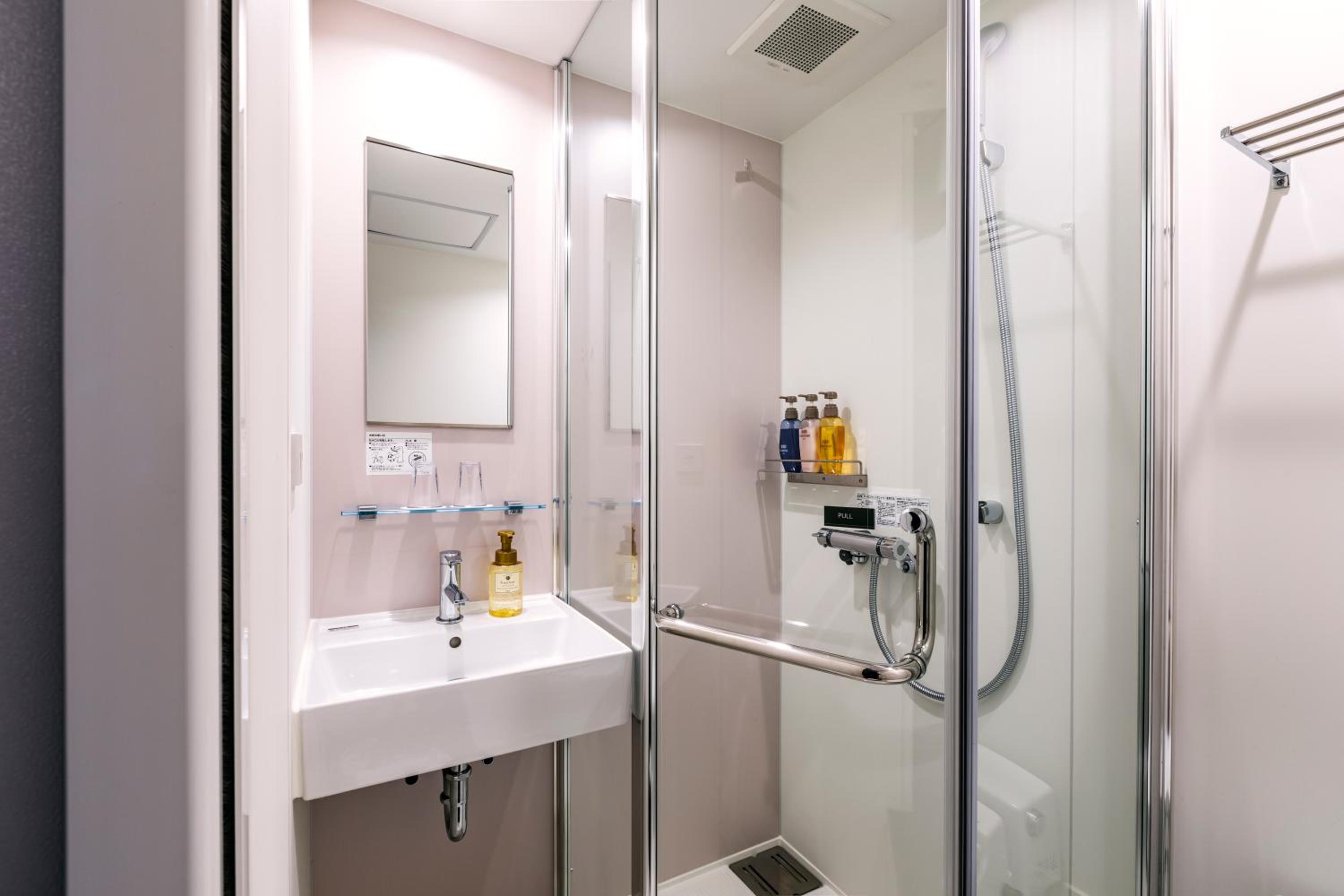 Queen Room with Shower - Photo 7