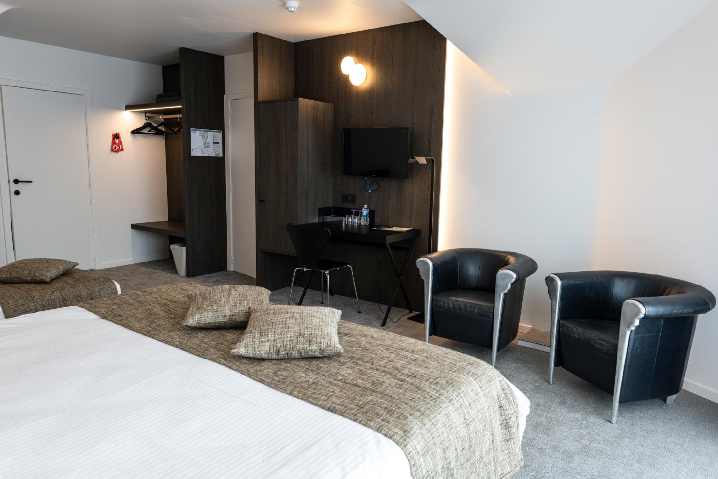 Large Double Room - Photo 3