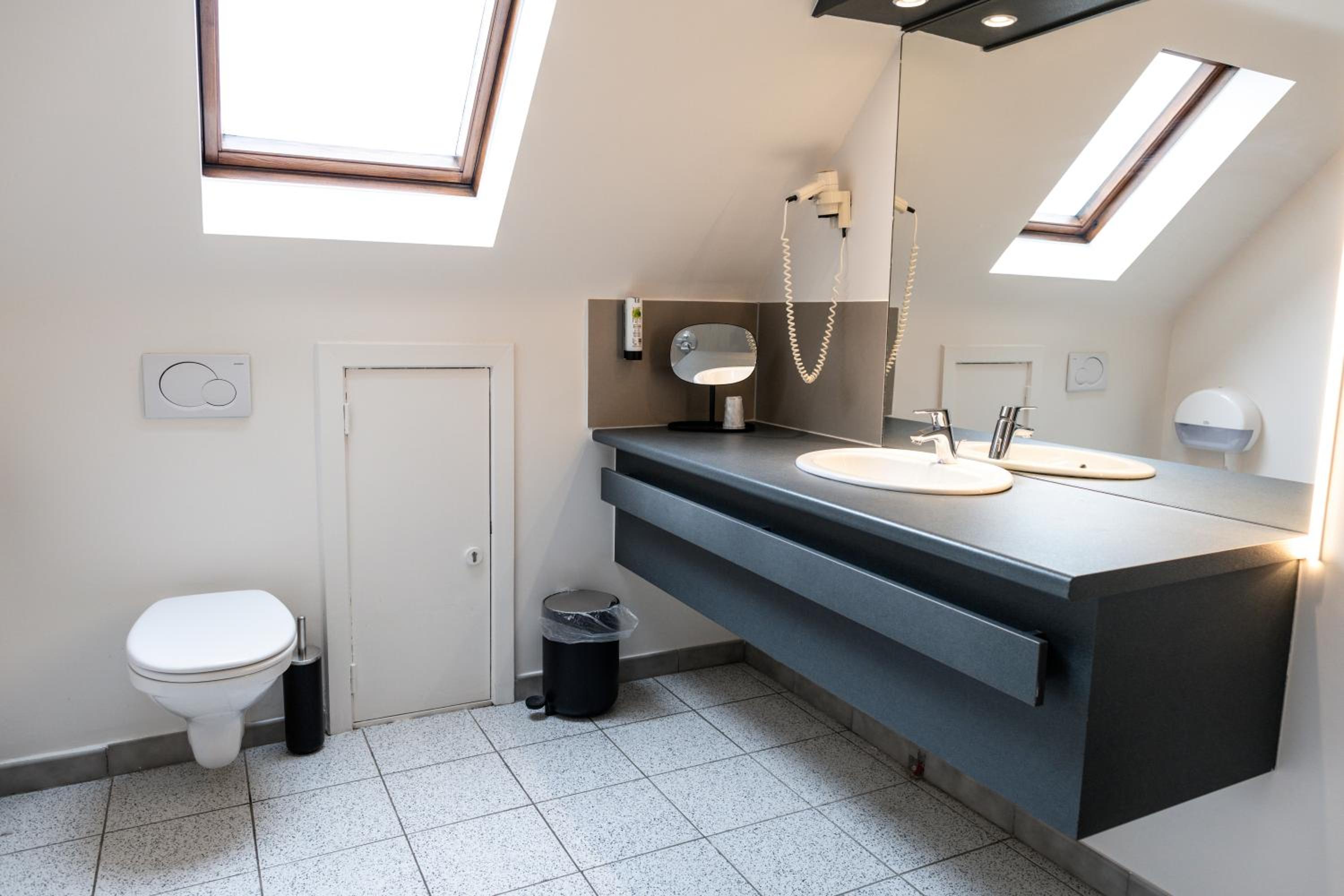 Large Double Room - Photo 2