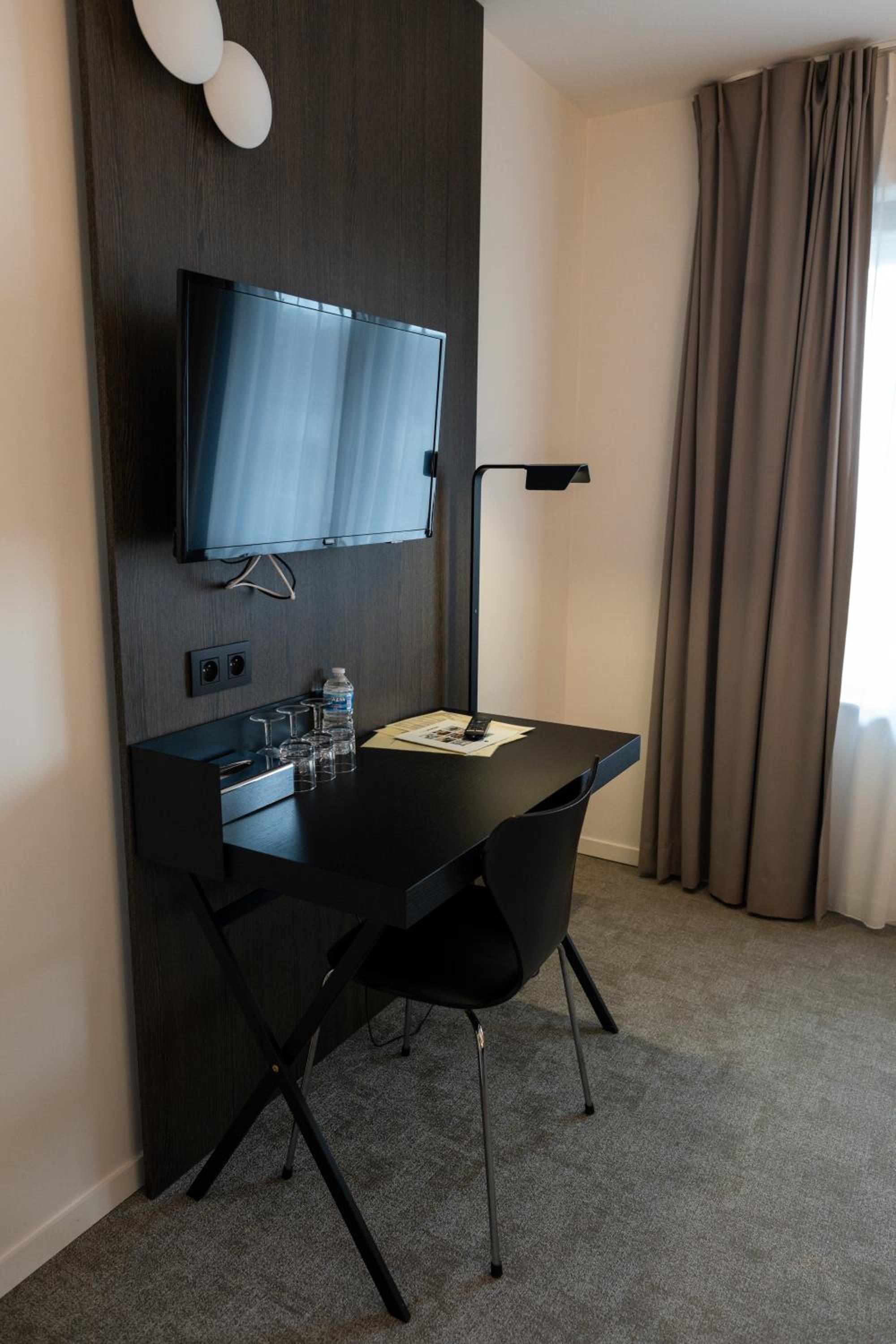 Family Room - Photo 6