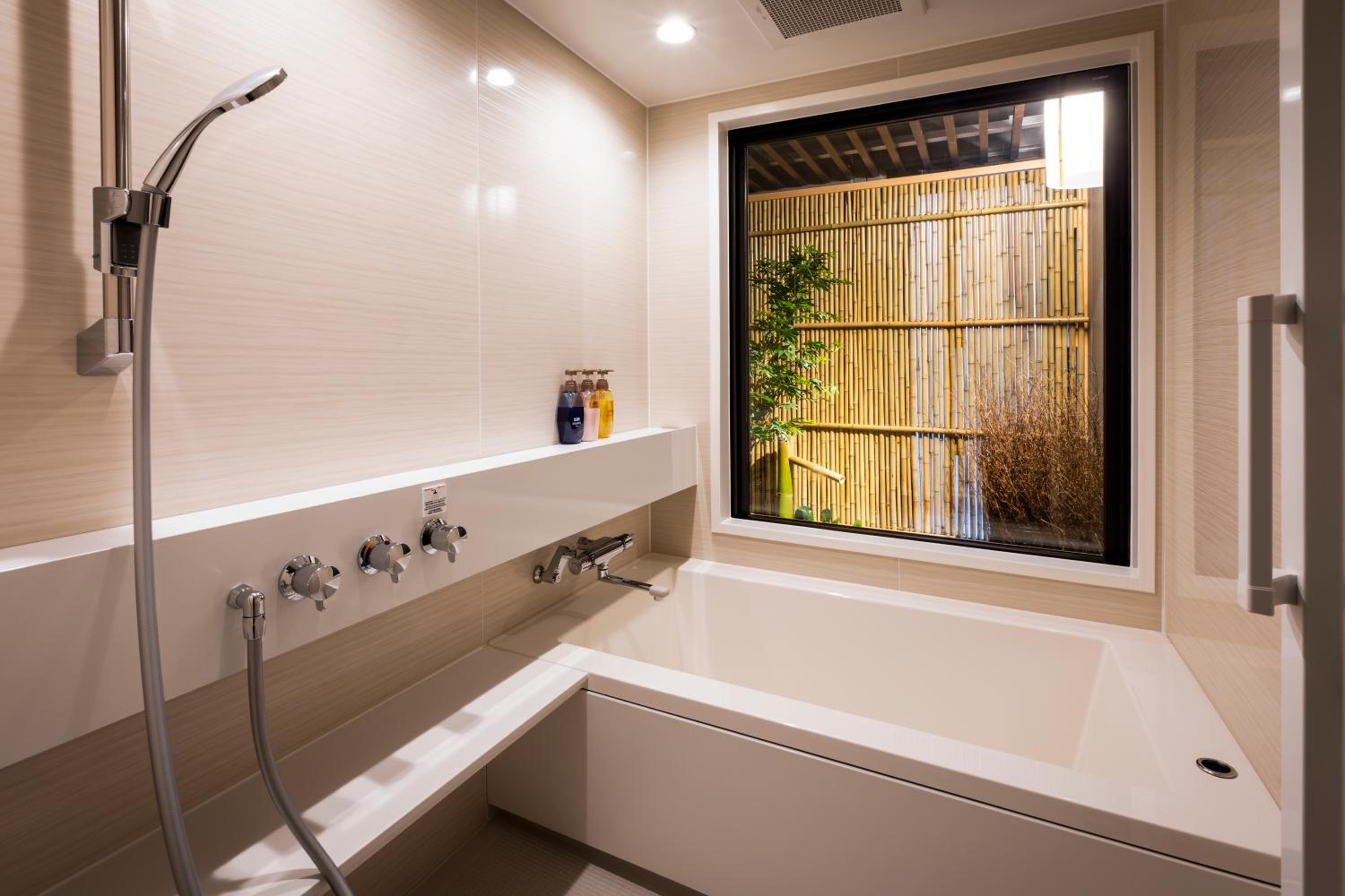 Deluxe King Room - Photo 13