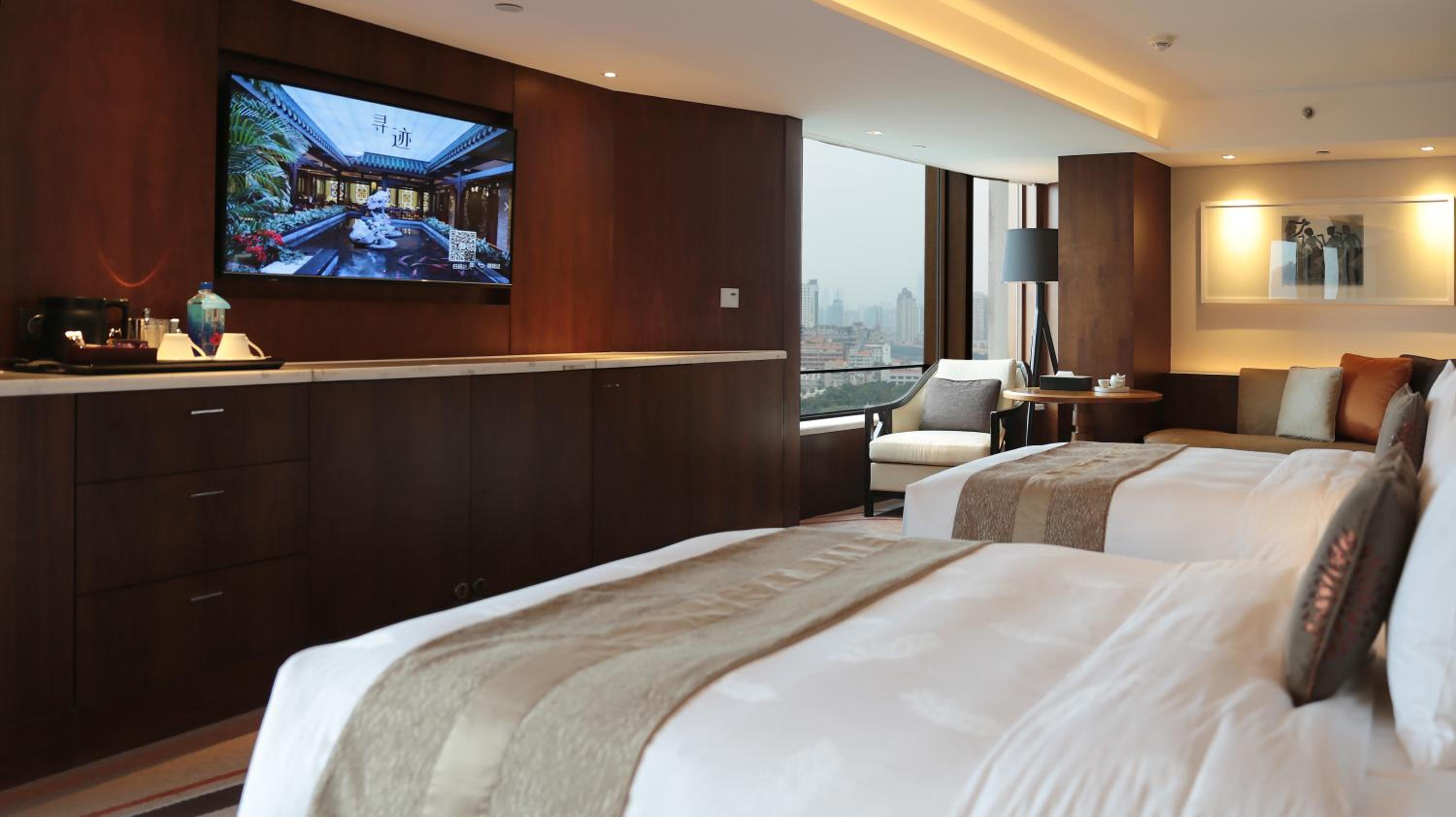 Deluxe Twin Room with City View - Photo 2