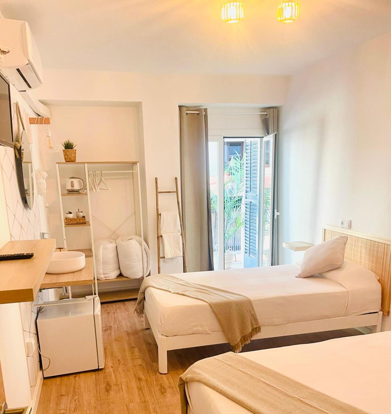 Habitación Doble o Twin con Balcón y Baño Compartido
