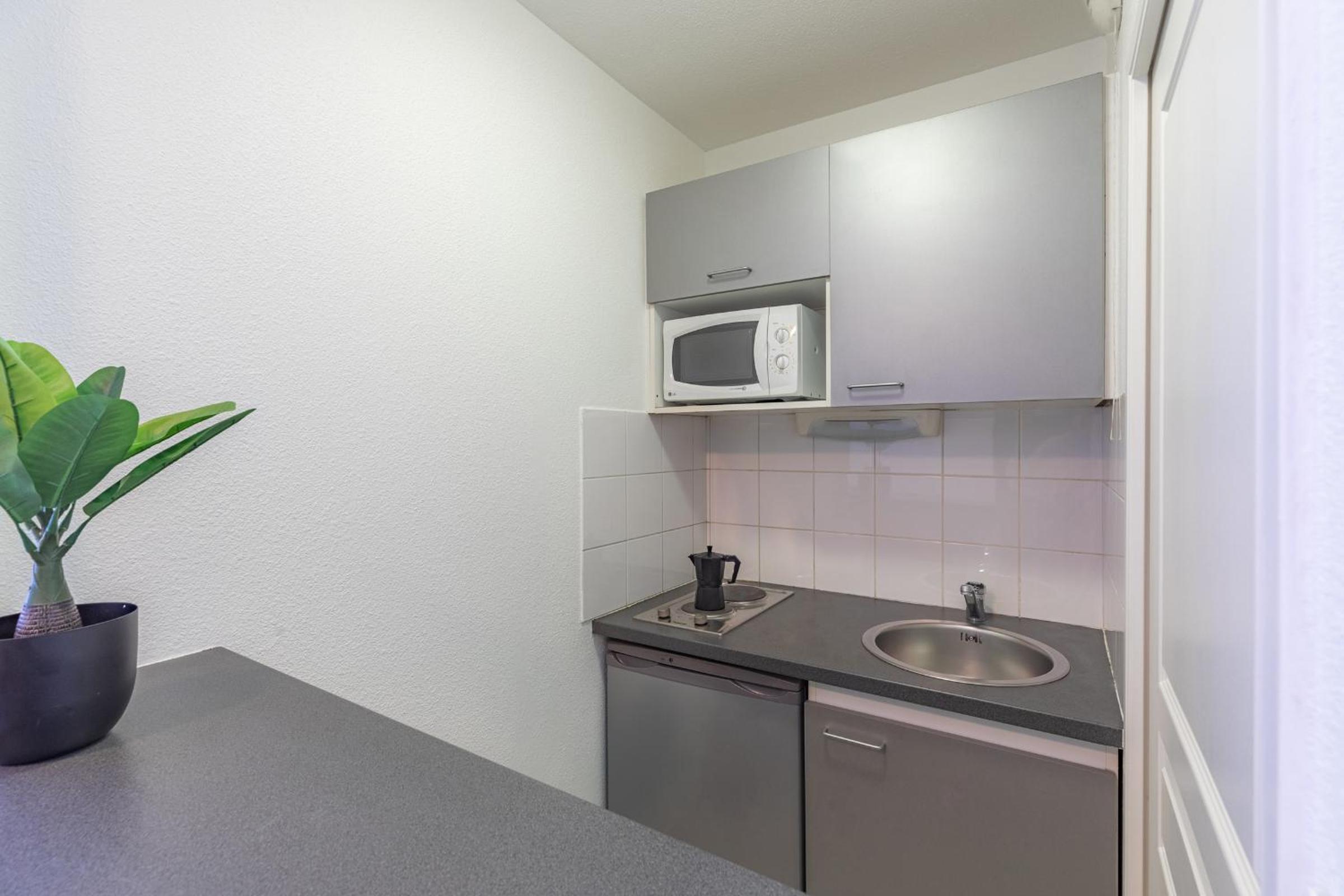 One-Bedroom Apartment - Photo 3