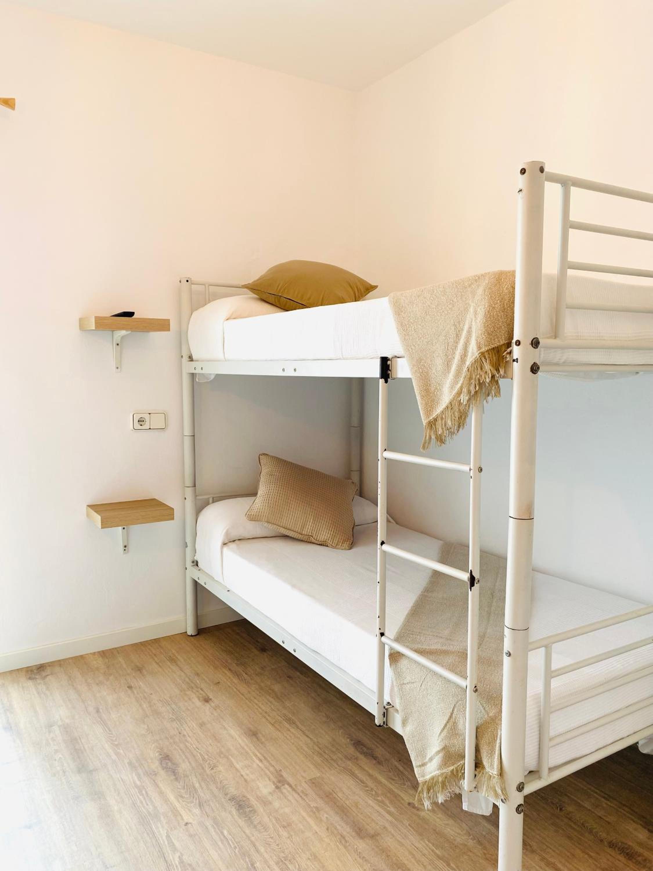 Habitación Doble Estándar con Litera y Baño Compartido.