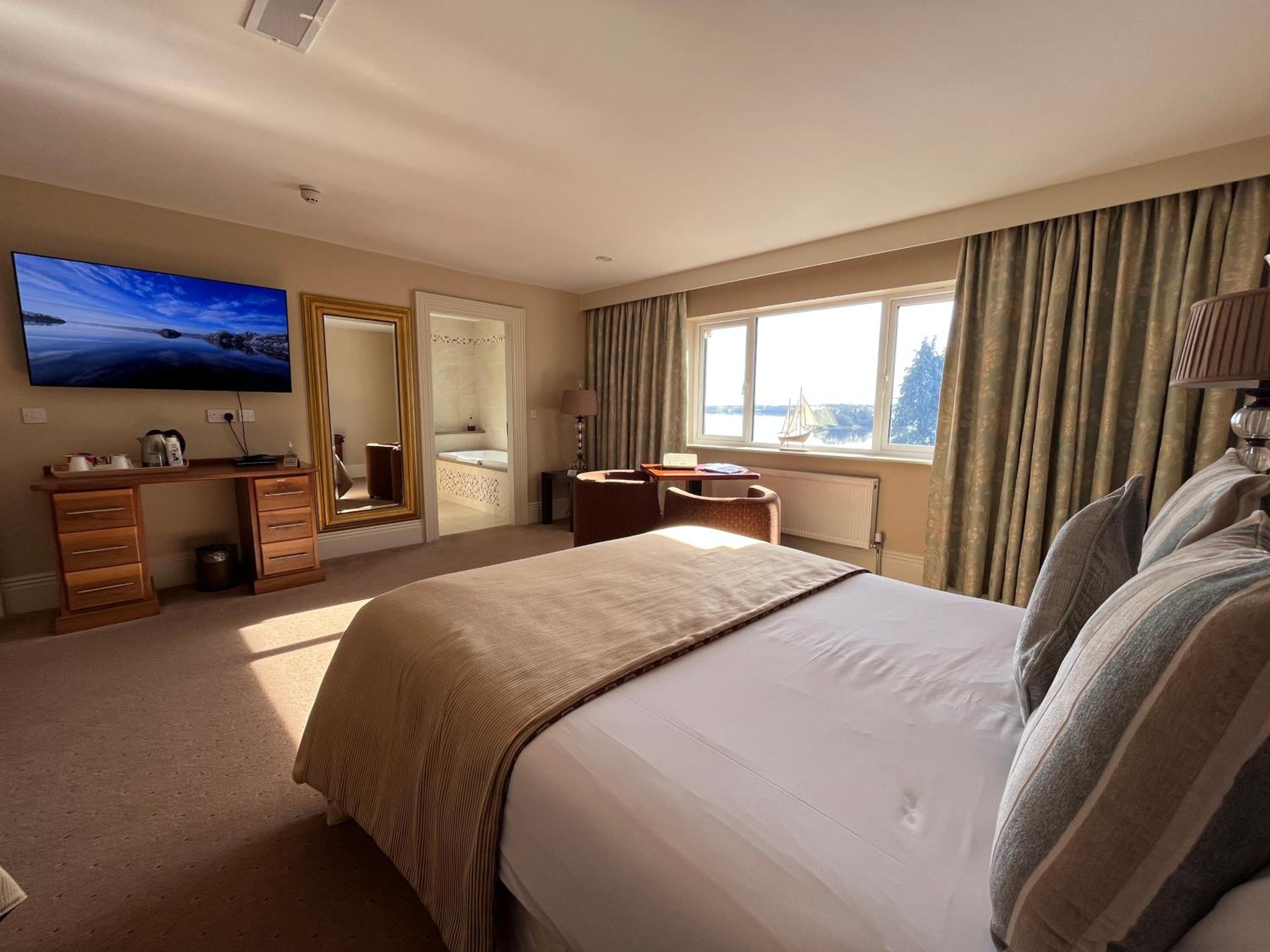 Family Room with Lake View 3