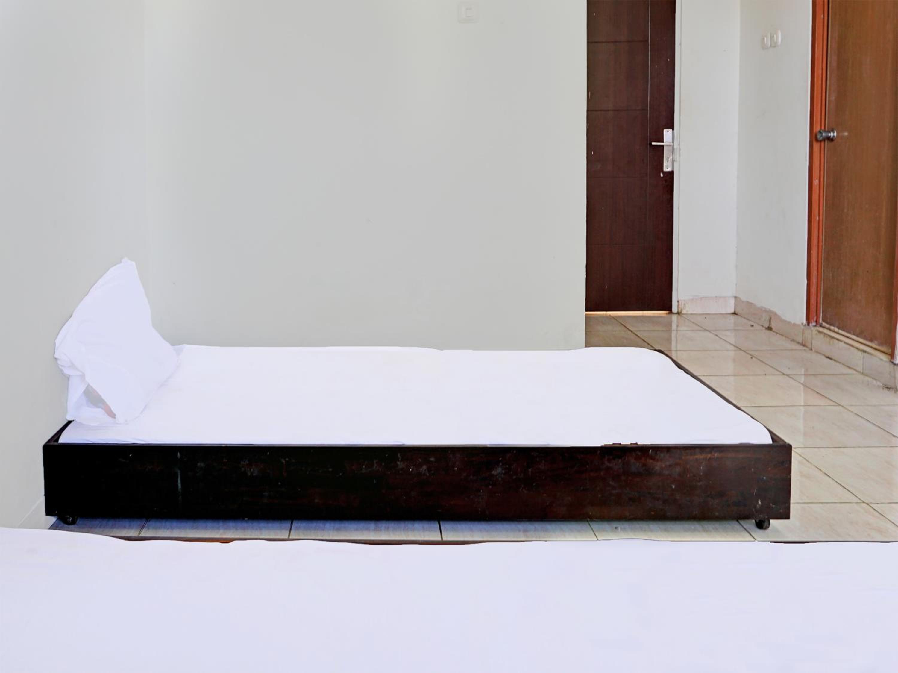 Economy Twin Room photo 3