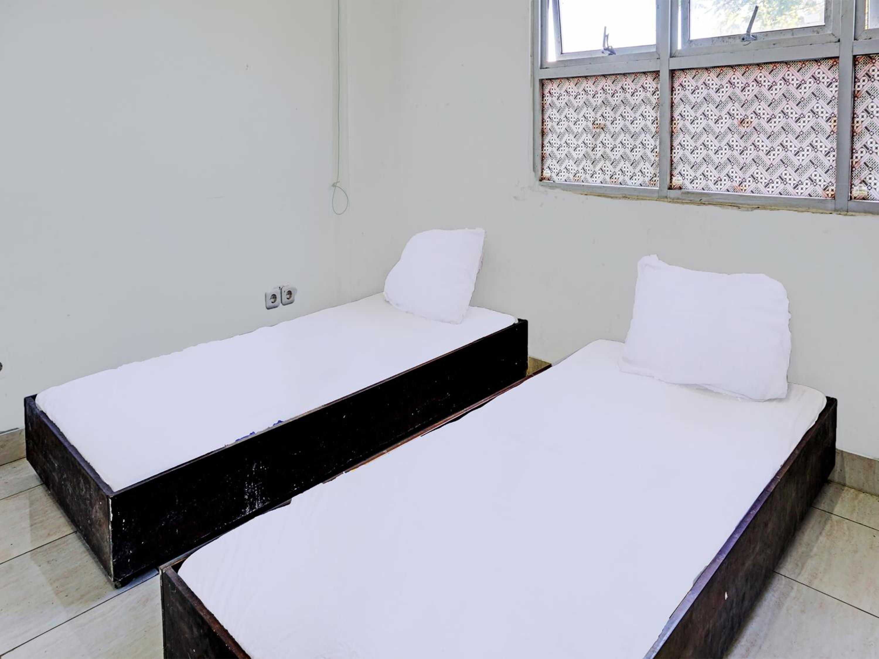 Economy Twin Room photo 1