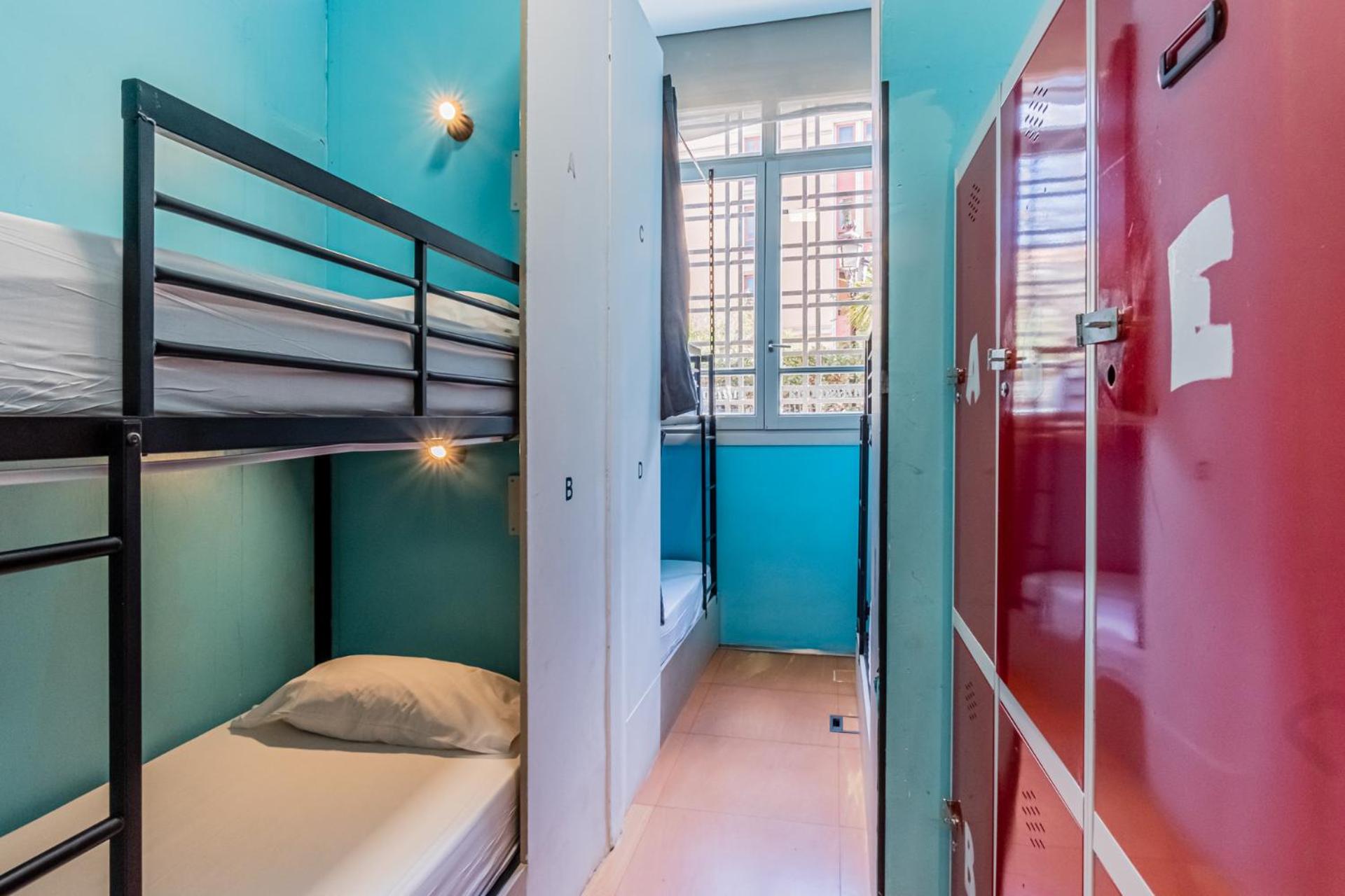 Cama en Habitación Compartida Femenina de 8 Camas