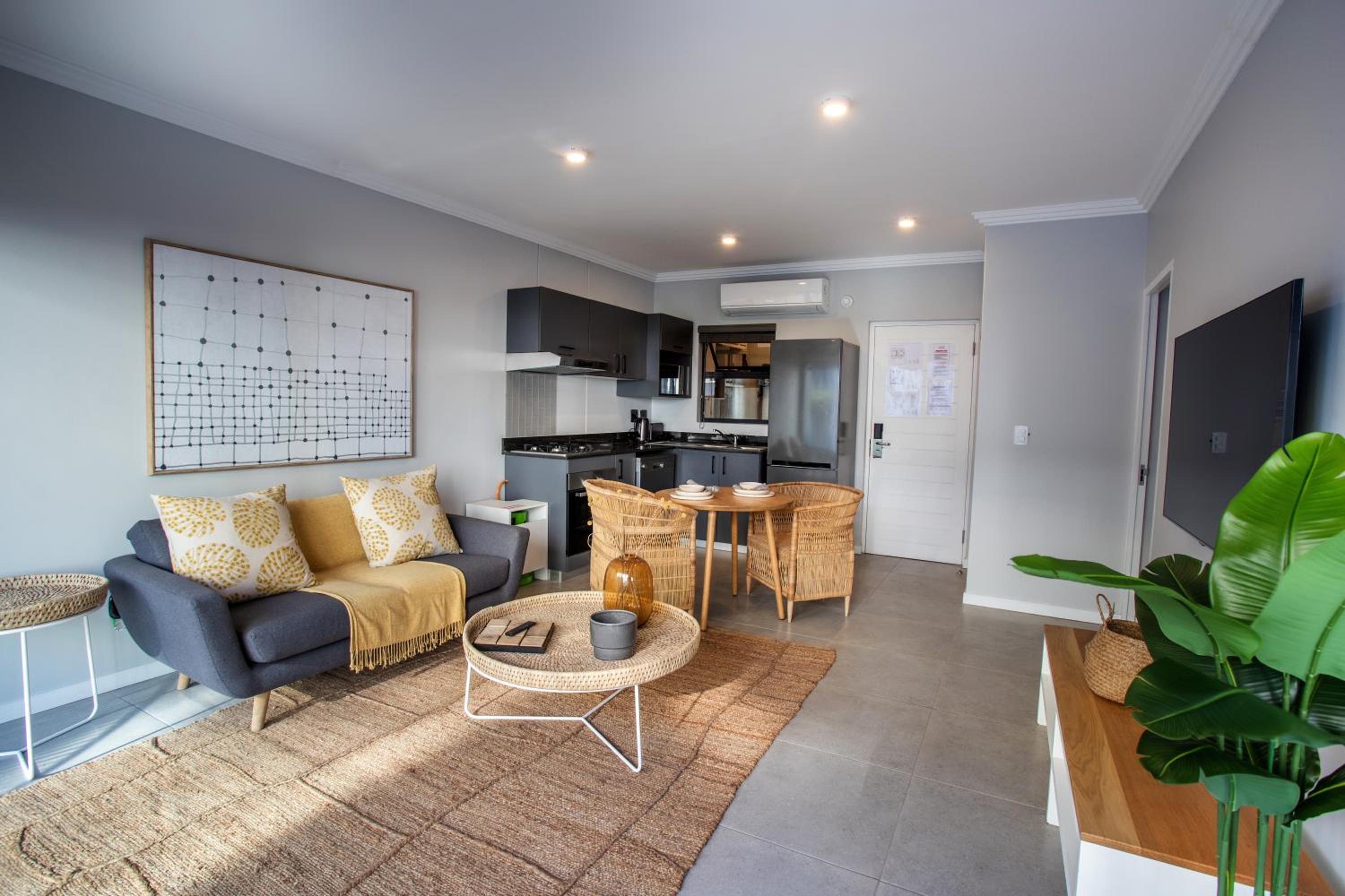 Apartment with Balcony - Photo 4