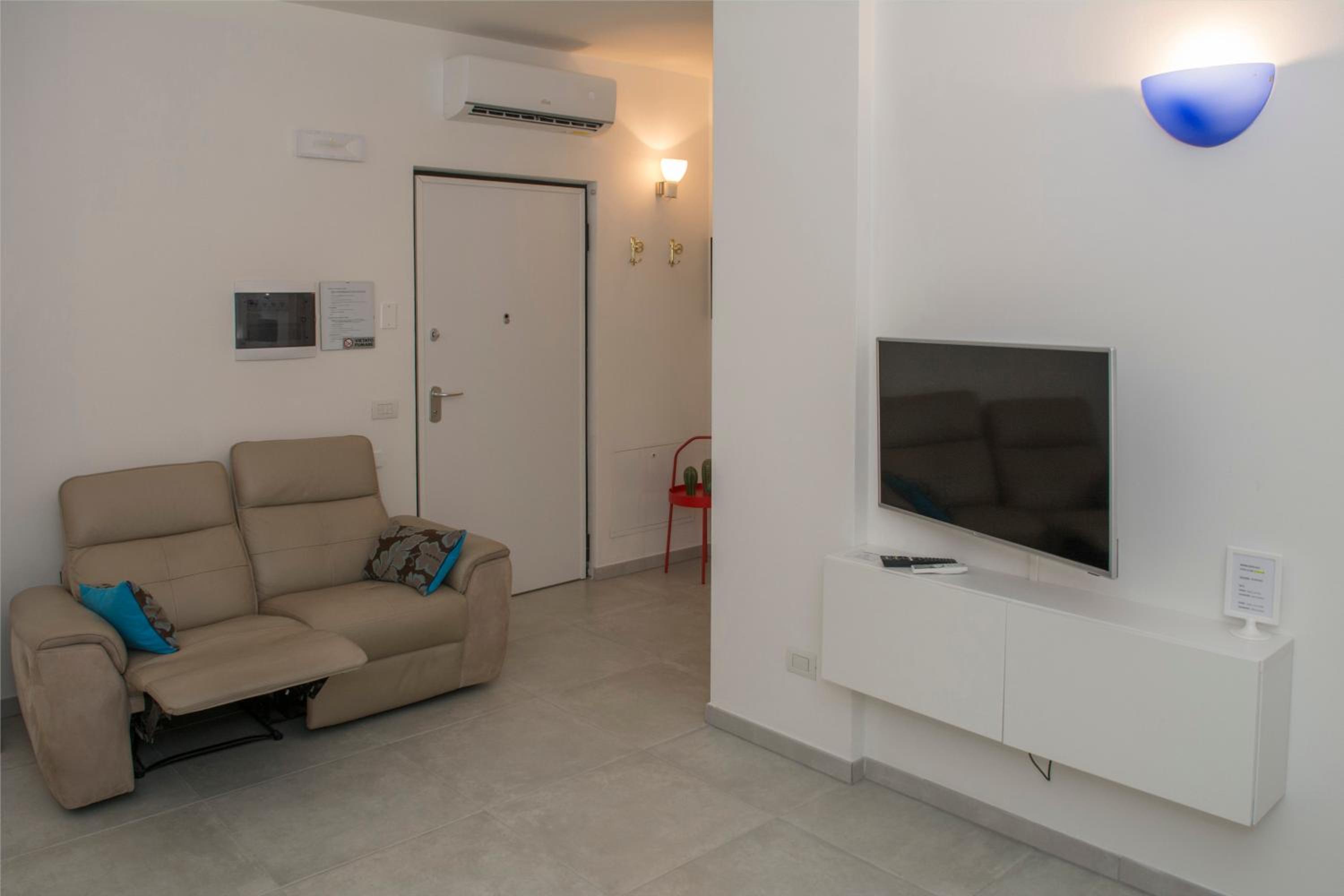 One-Bedroom Apartment - Photo 1