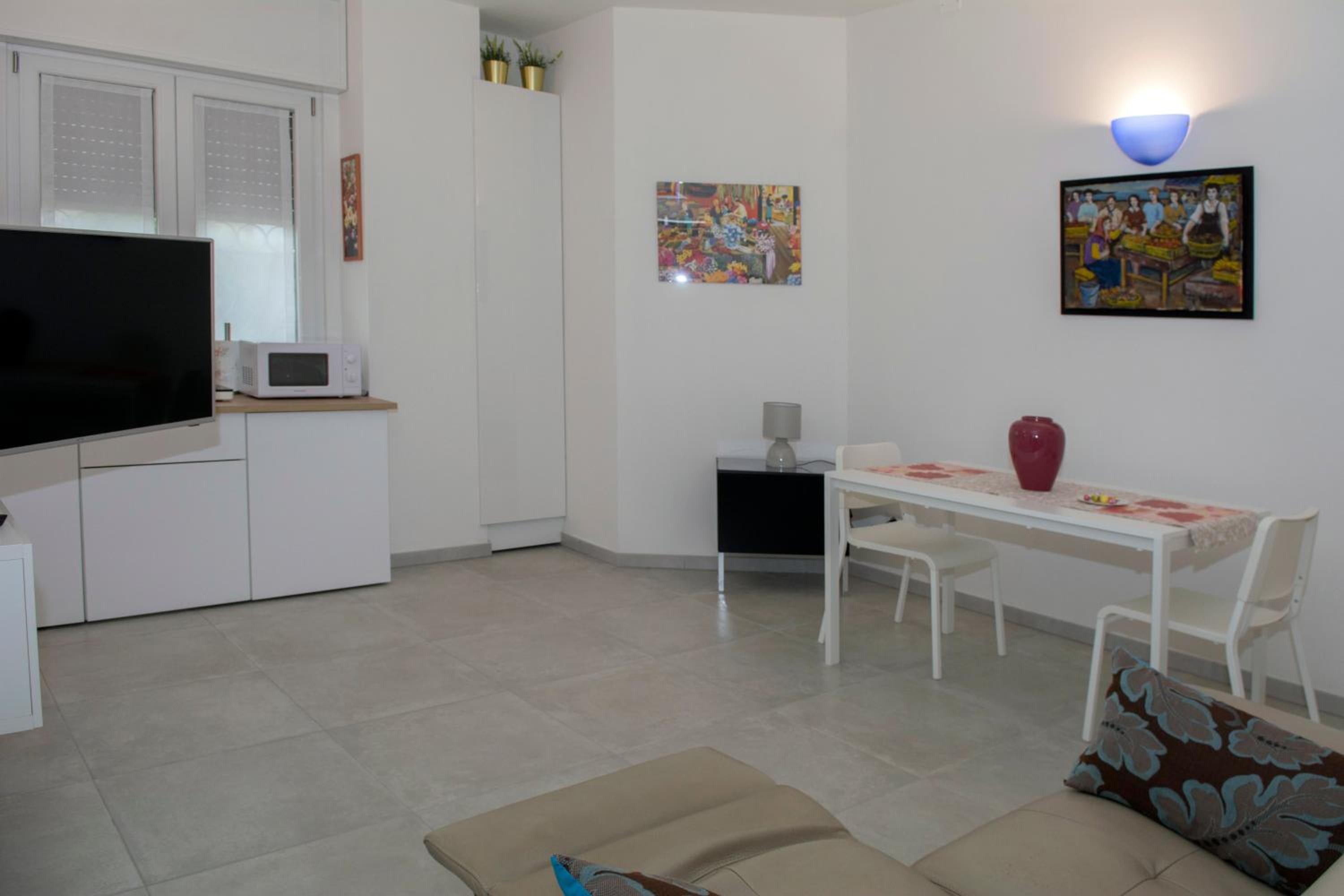 One-Bedroom Apartment - Photo 8