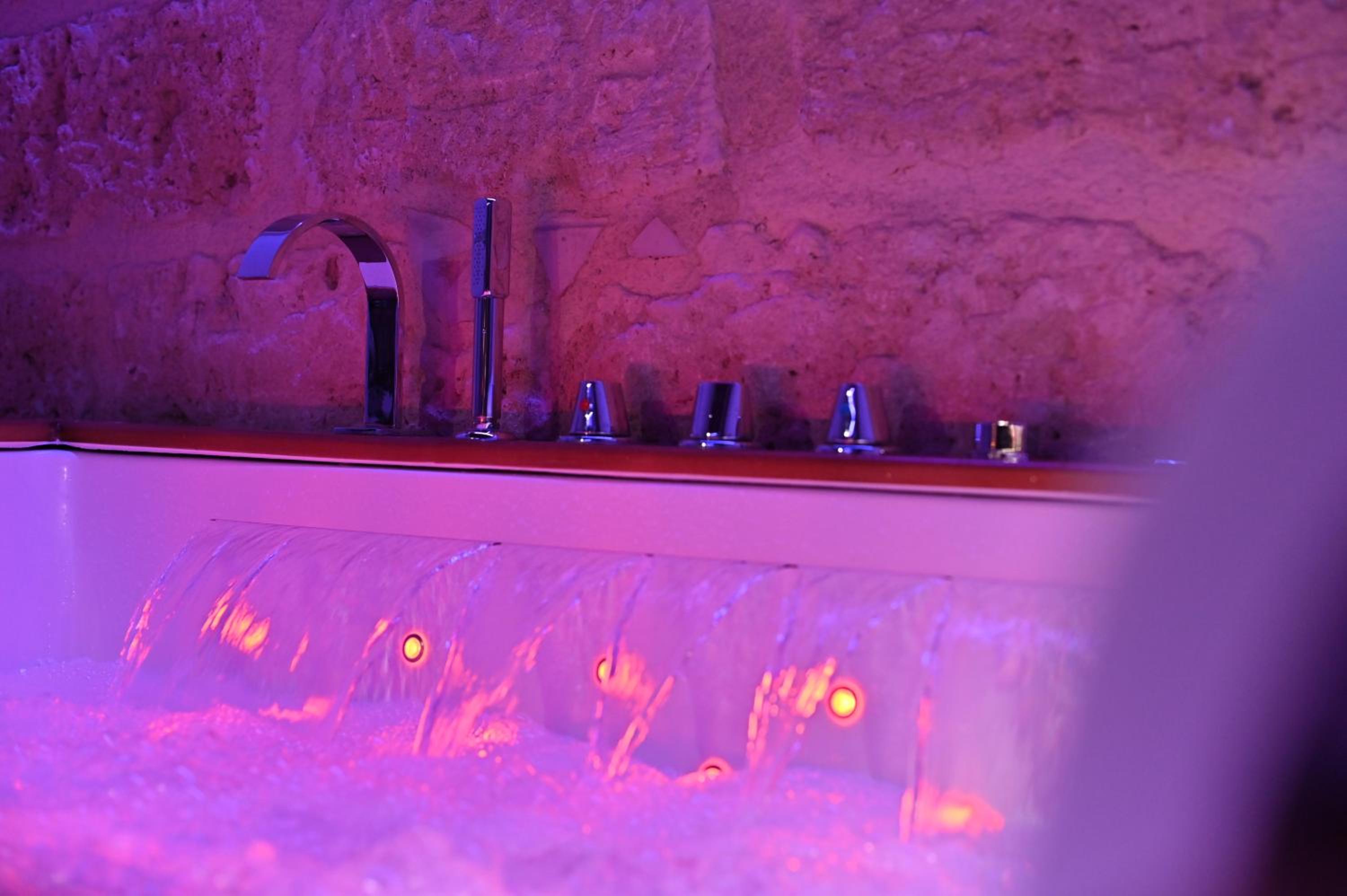 King Room with Spa Bath - Photo 29