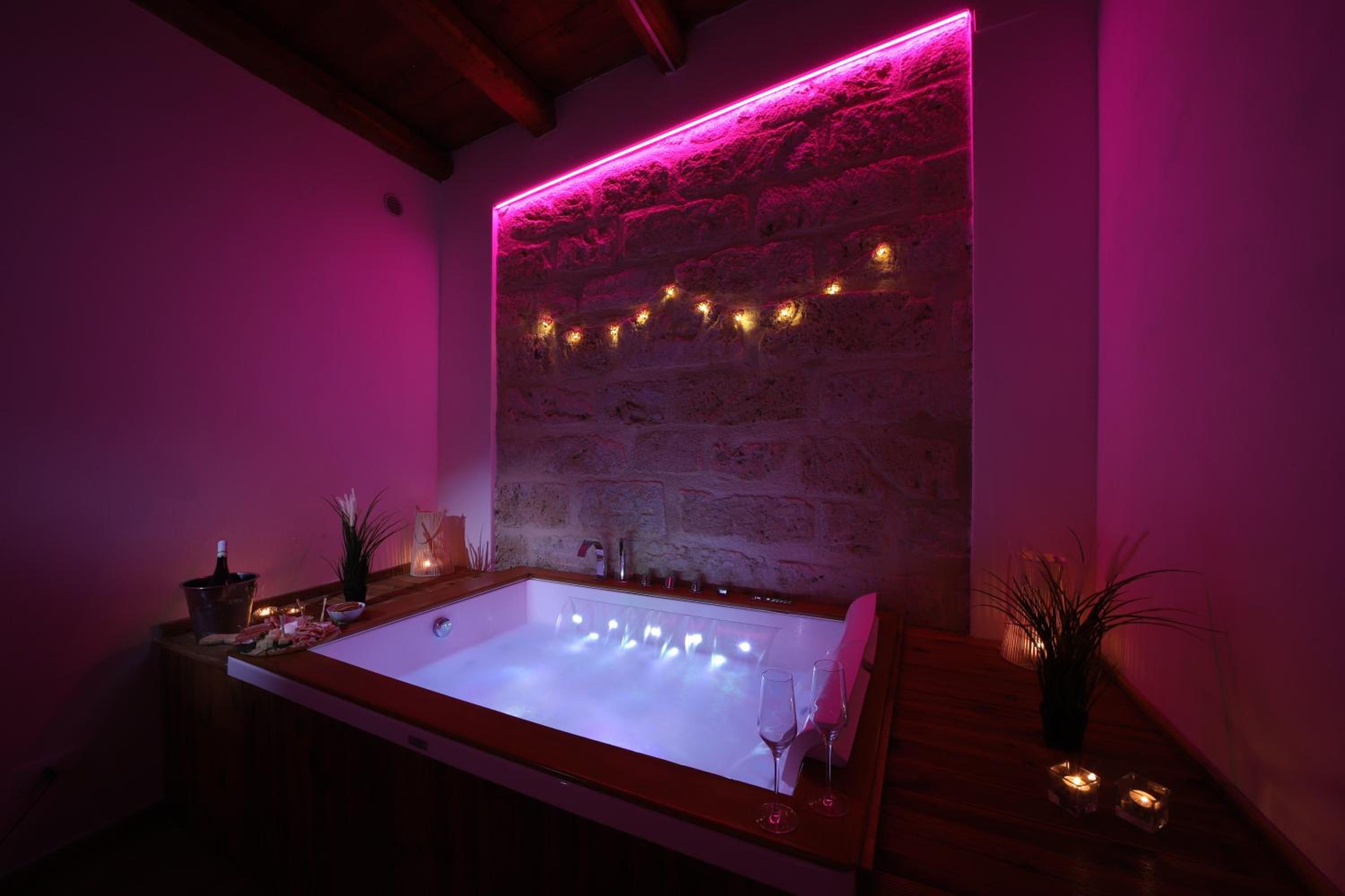 King Room with Spa Bath - Photo 17