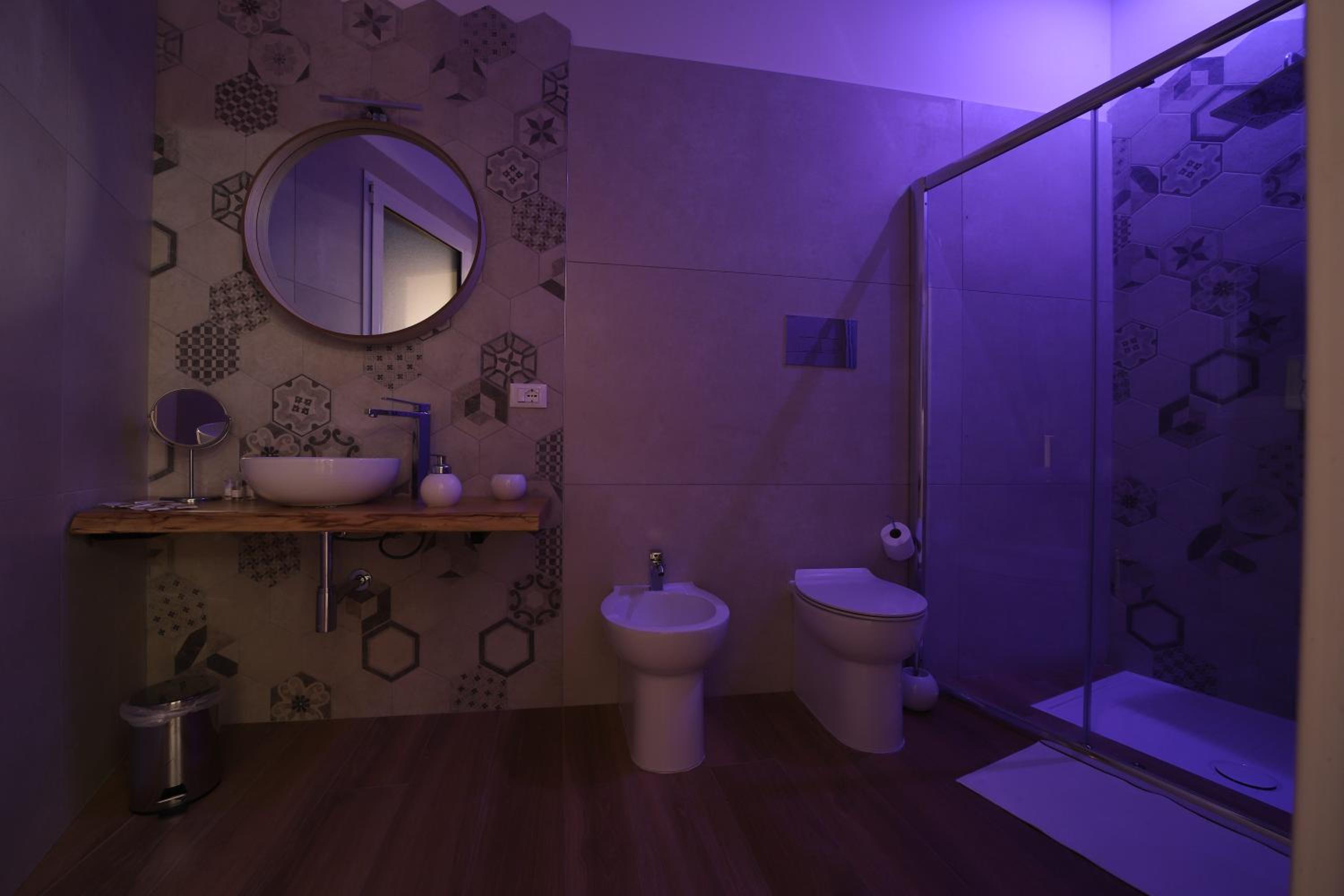King Room with Spa Bath - Photo 16
