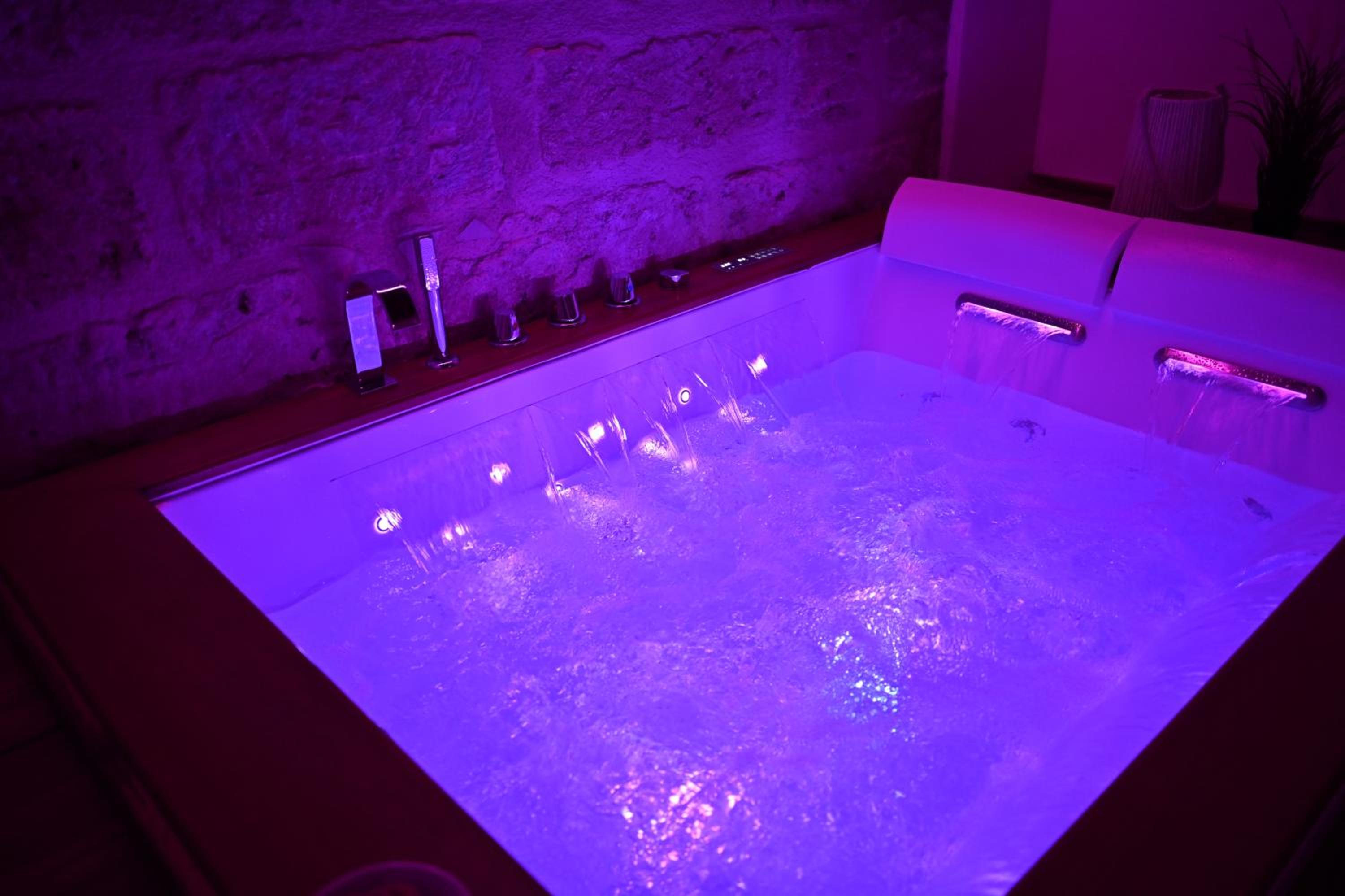 King Room with Spa Bath - Photo 8