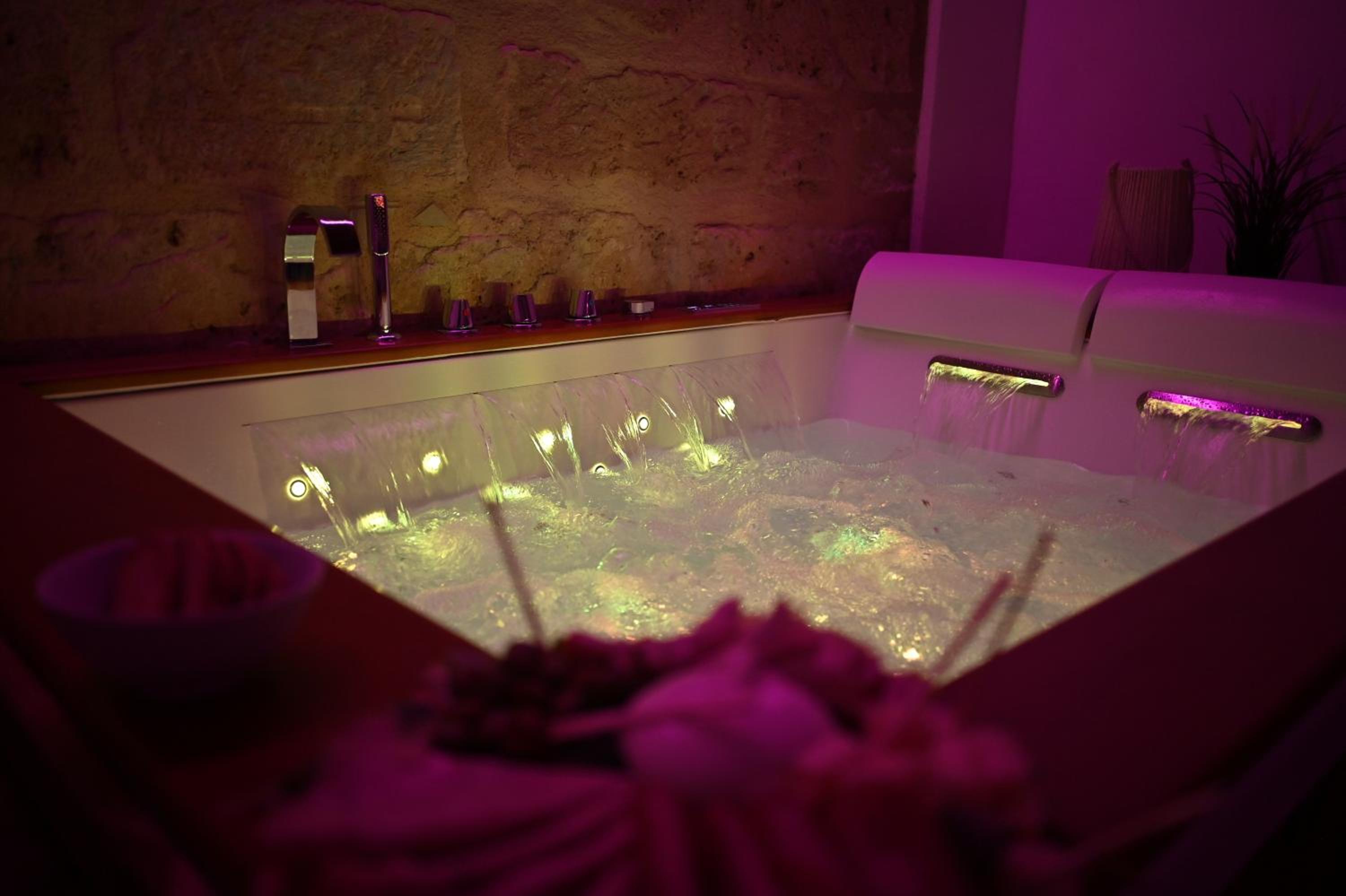 King Room with Spa Bath - Photo 4