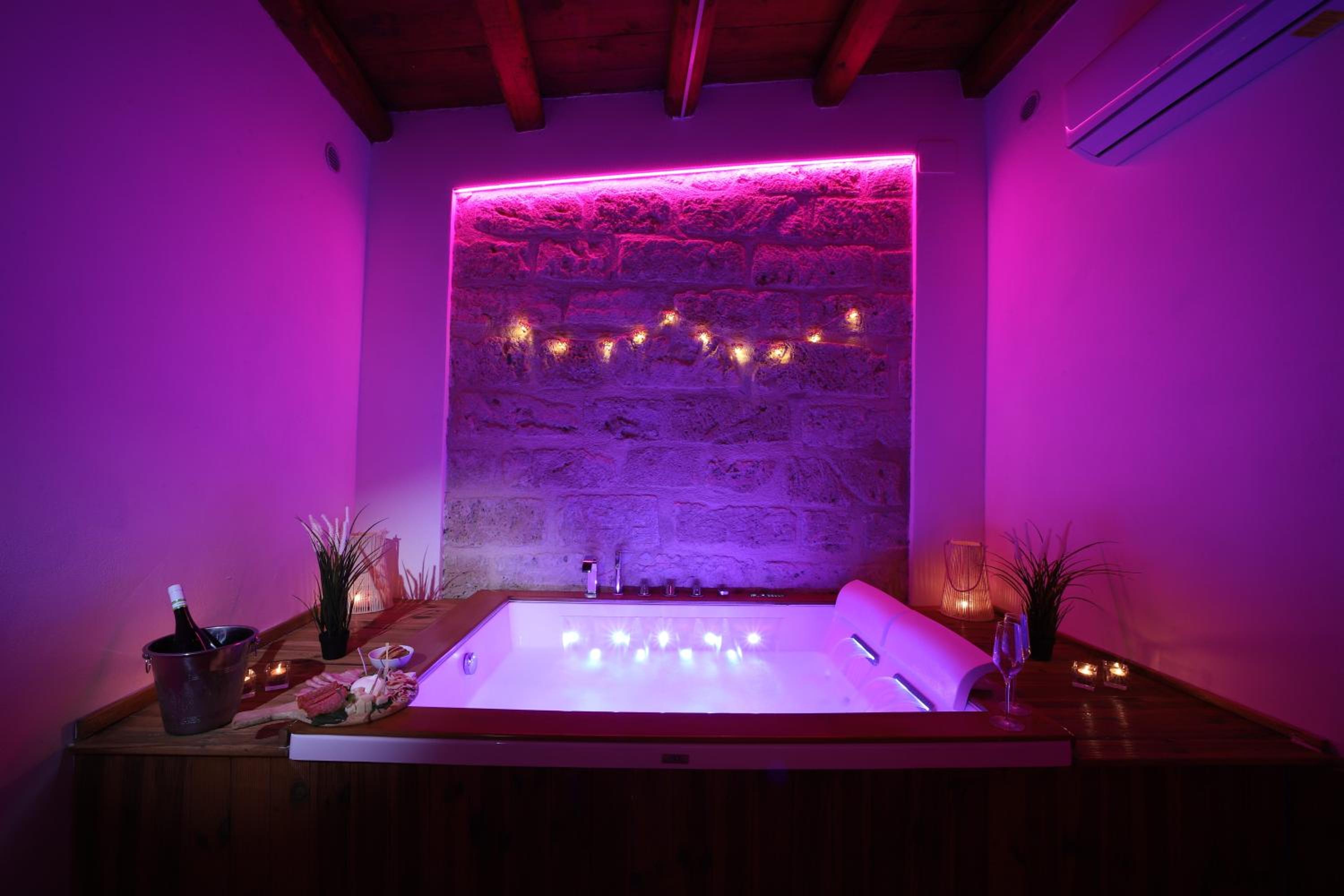 King Room with Spa Bath - Photo 26