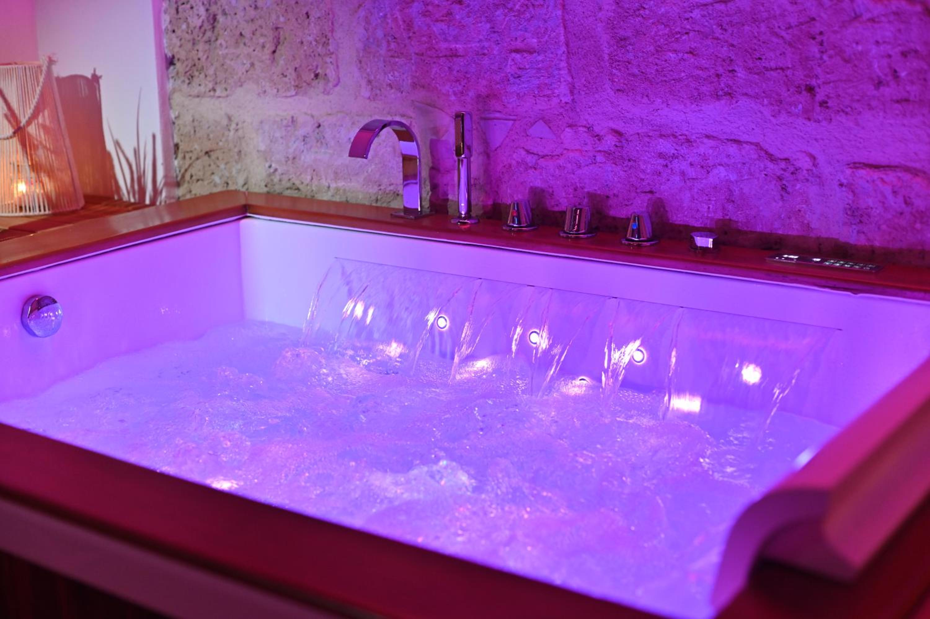 King Room with Spa Bath - Photo 6