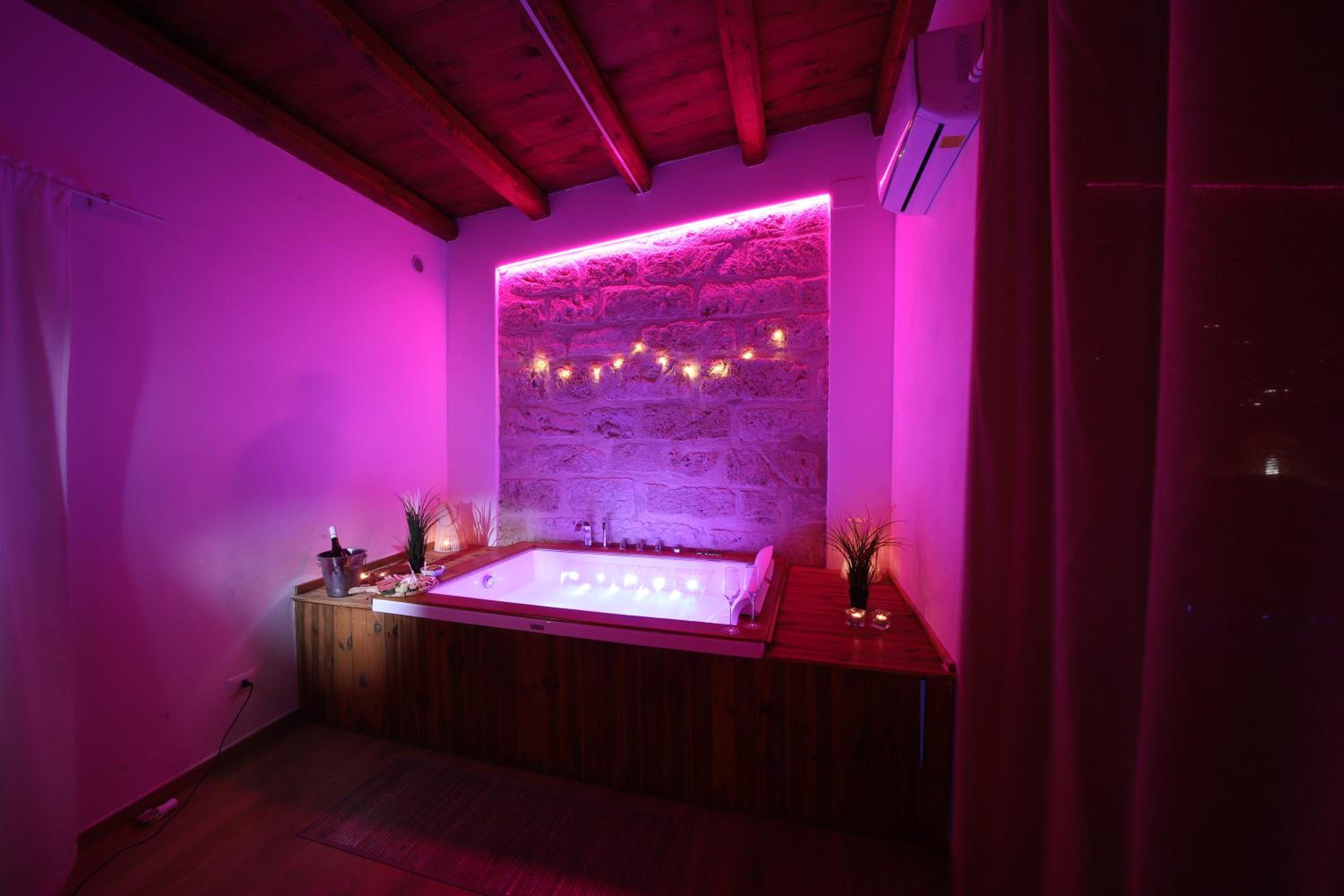 King Room with Spa Bath - Photo 36