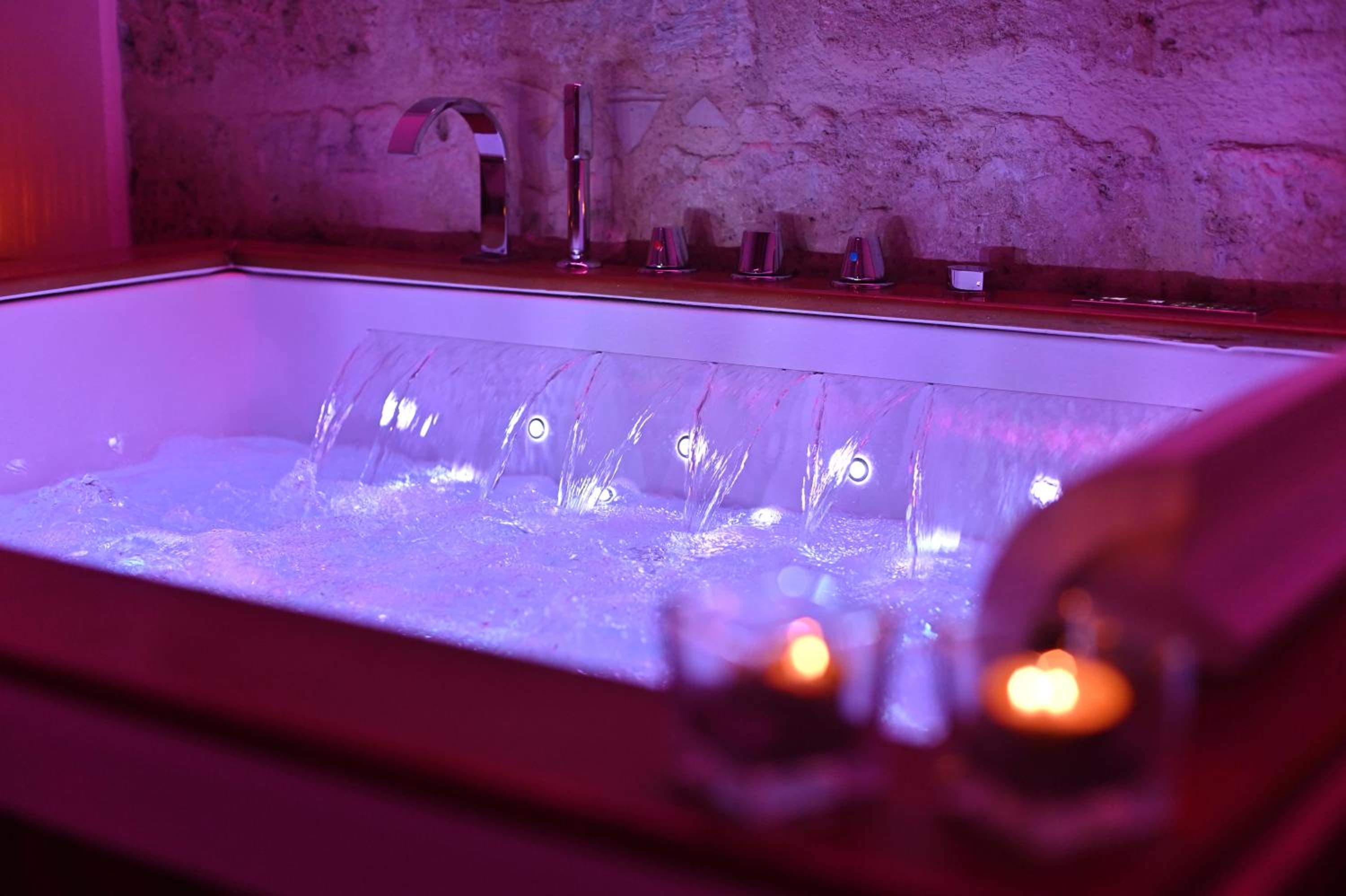 King Room with Spa Bath - Photo 27