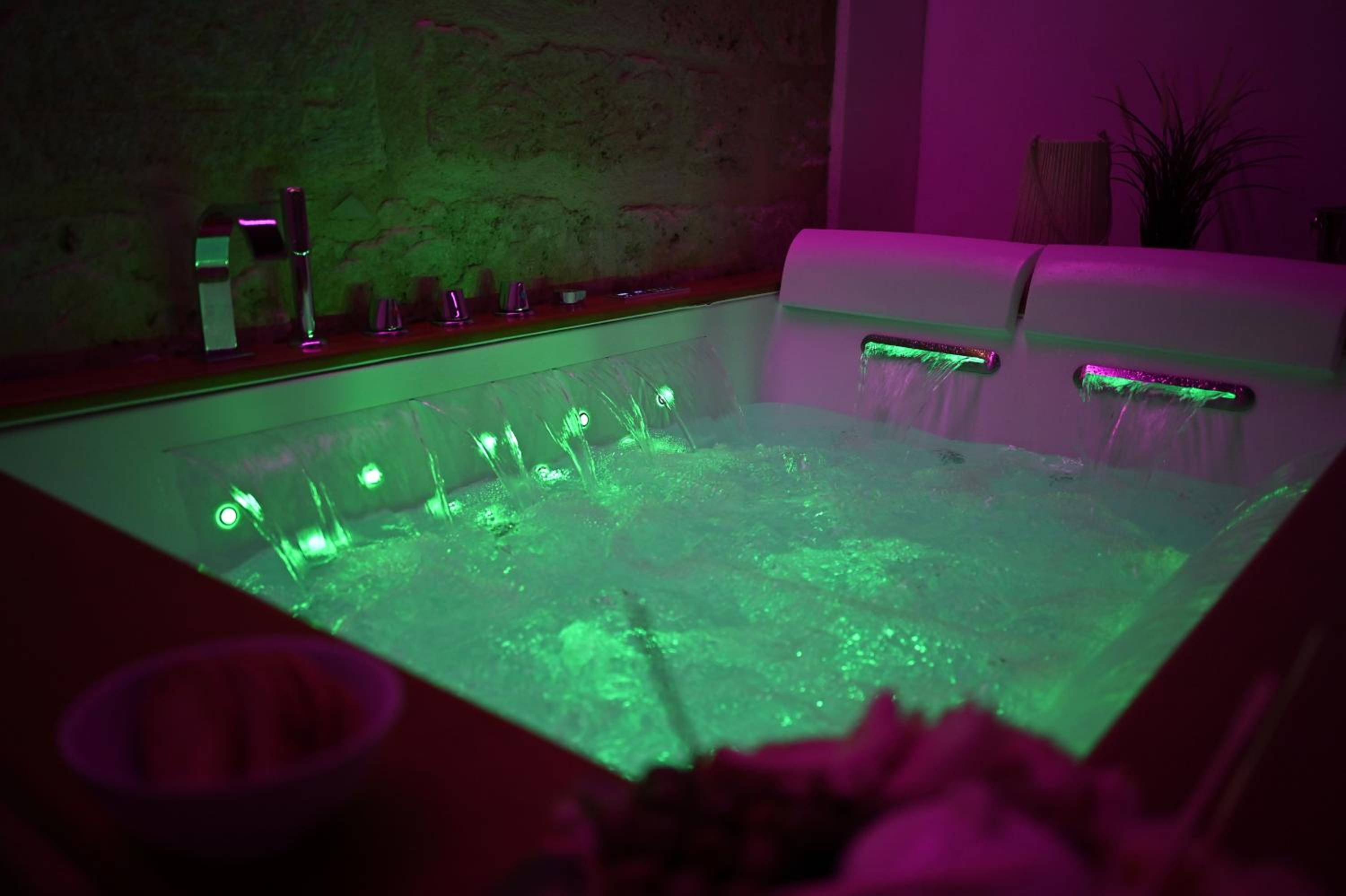 King Room with Spa Bath - Photo 28