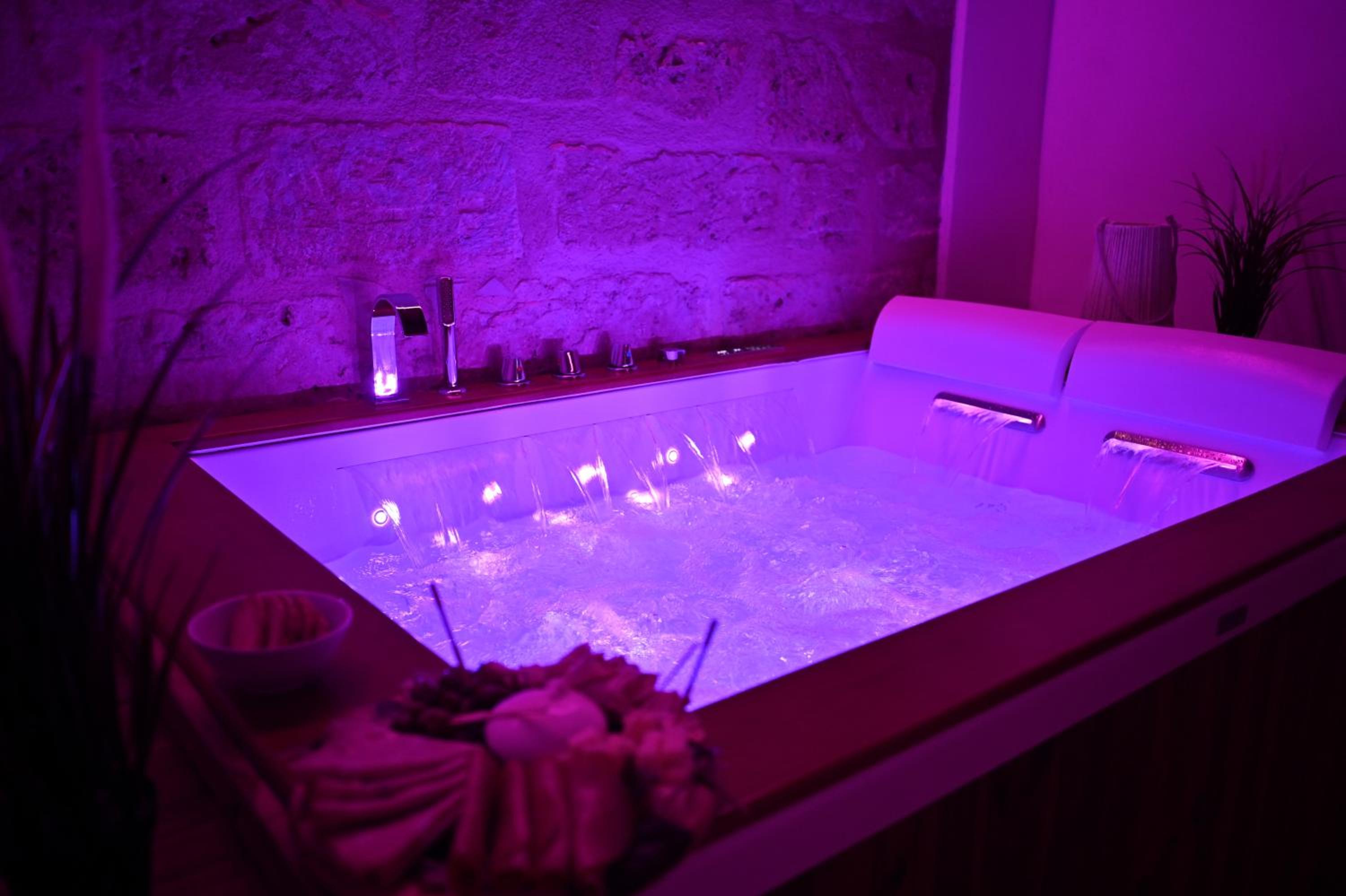 King Room with Spa Bath - Photo 35