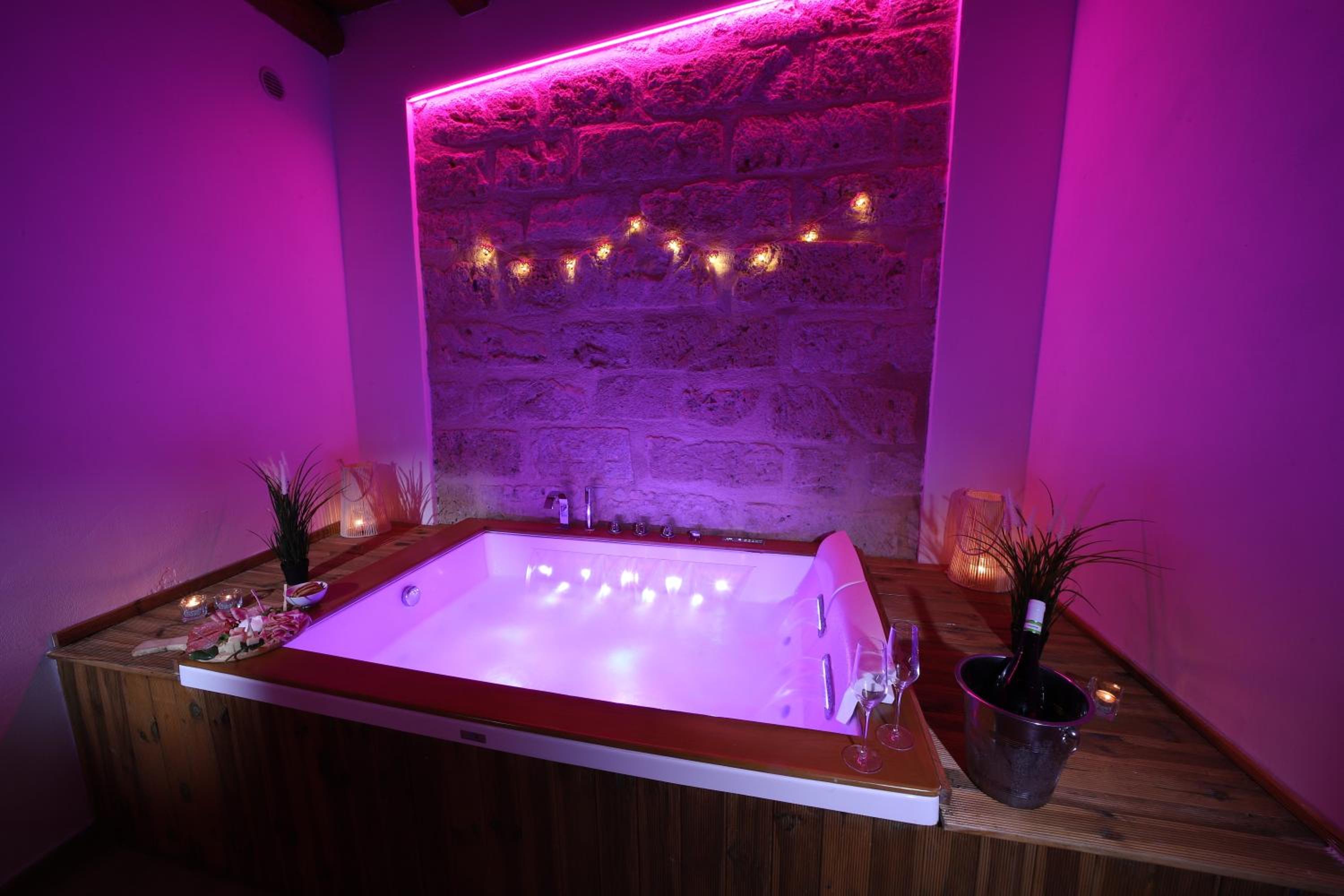 King Room with Spa Bath - Photo 31