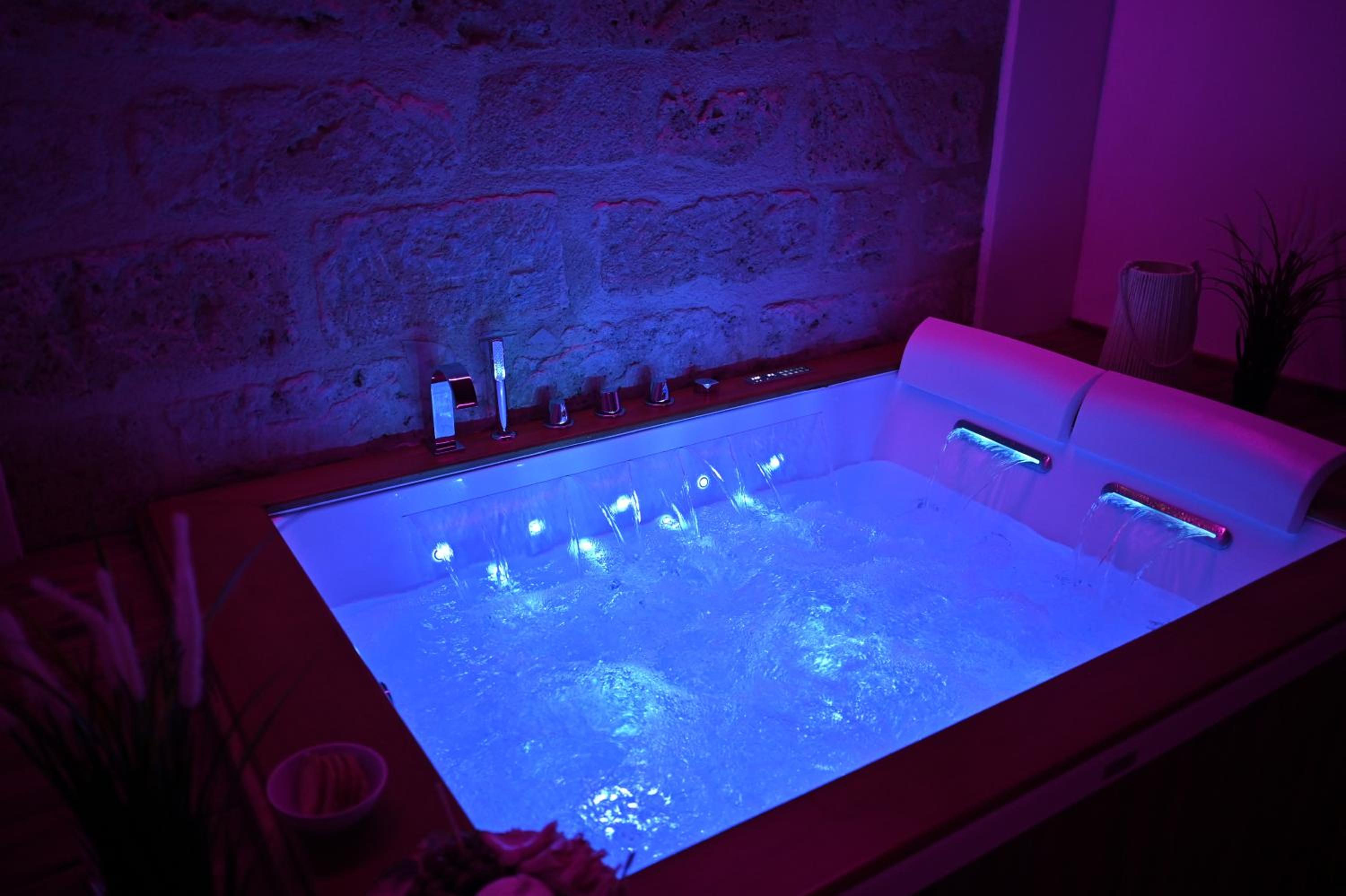 King Room with Spa Bath - Photo 32