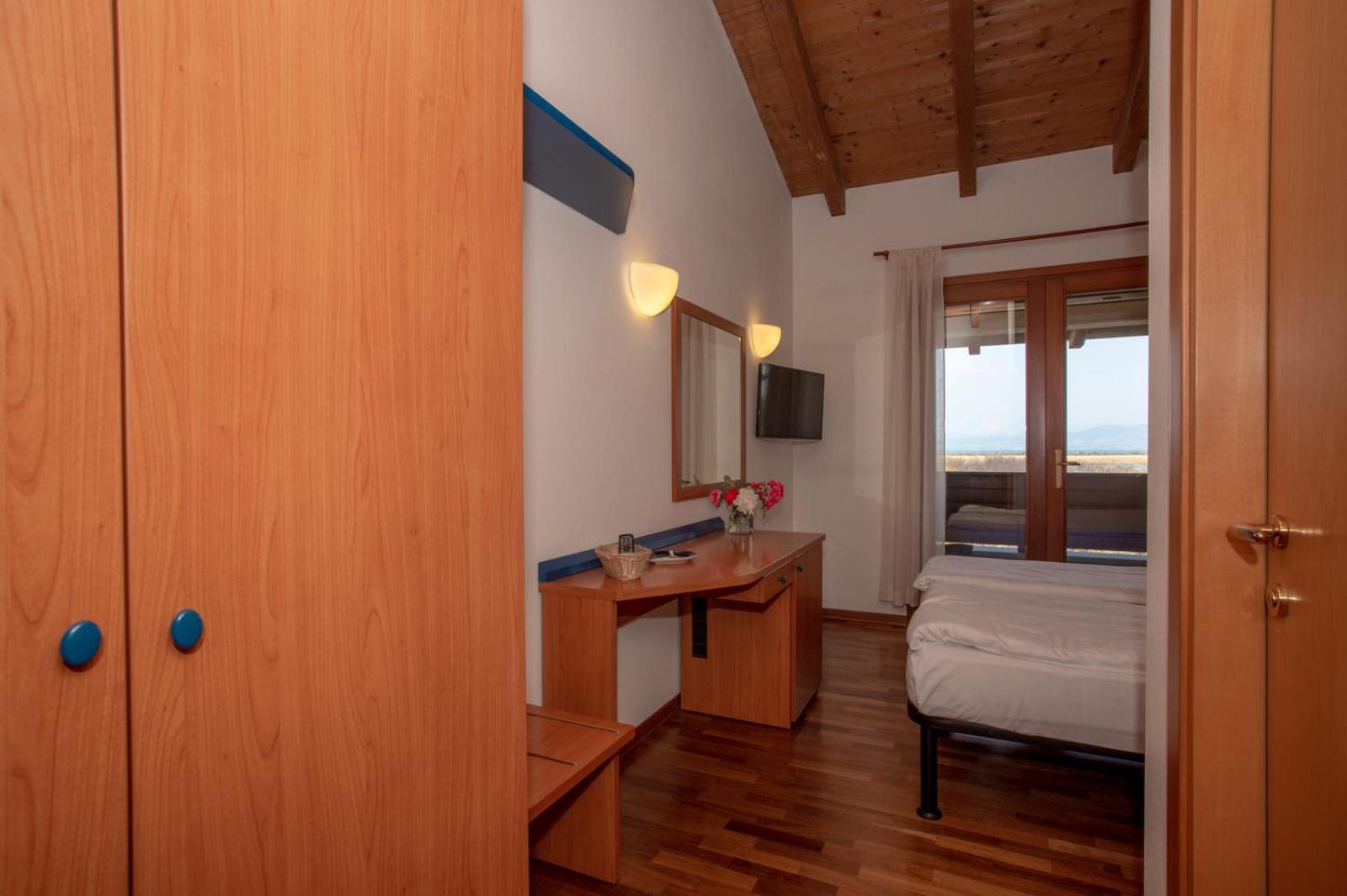 Double or Twin Room with Balcony - Photo 3