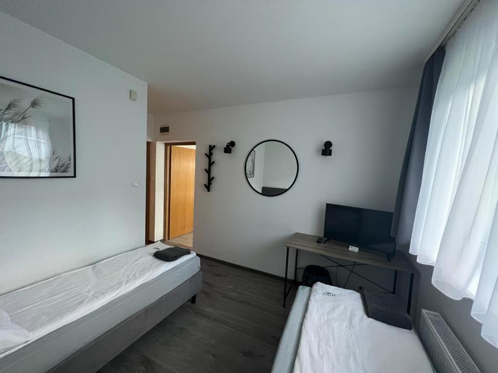Small Twin Room - Photo 4