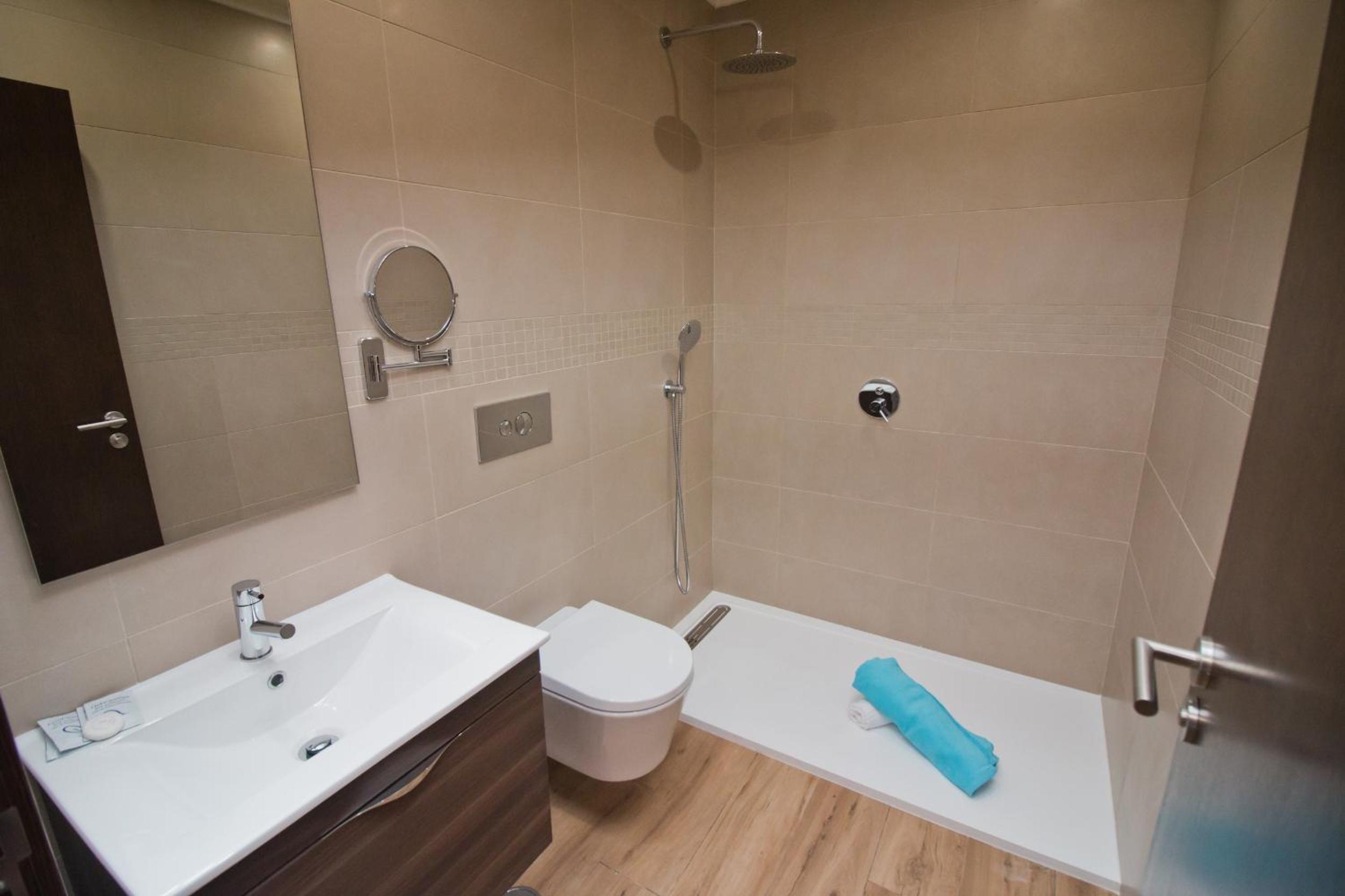Double or Twin Room with Private Bathroom - Photo 2