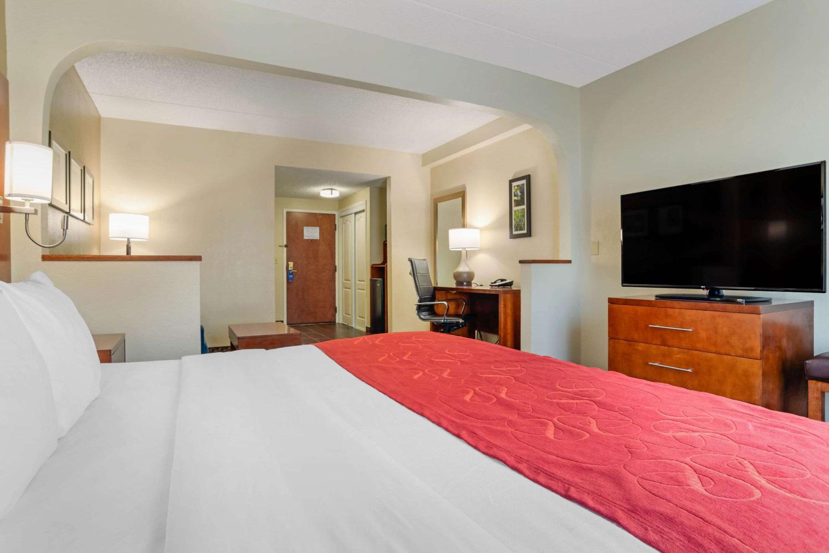 Superior King Room - Non-Smoking - Photo 6