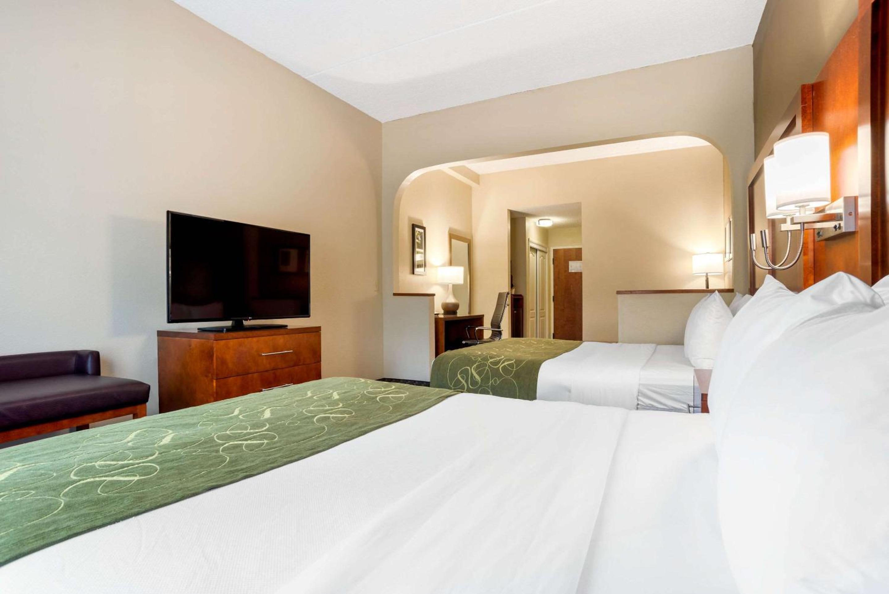 Superior Queen Suite with Two Queen Beds - Non-Smoking - Photo 7