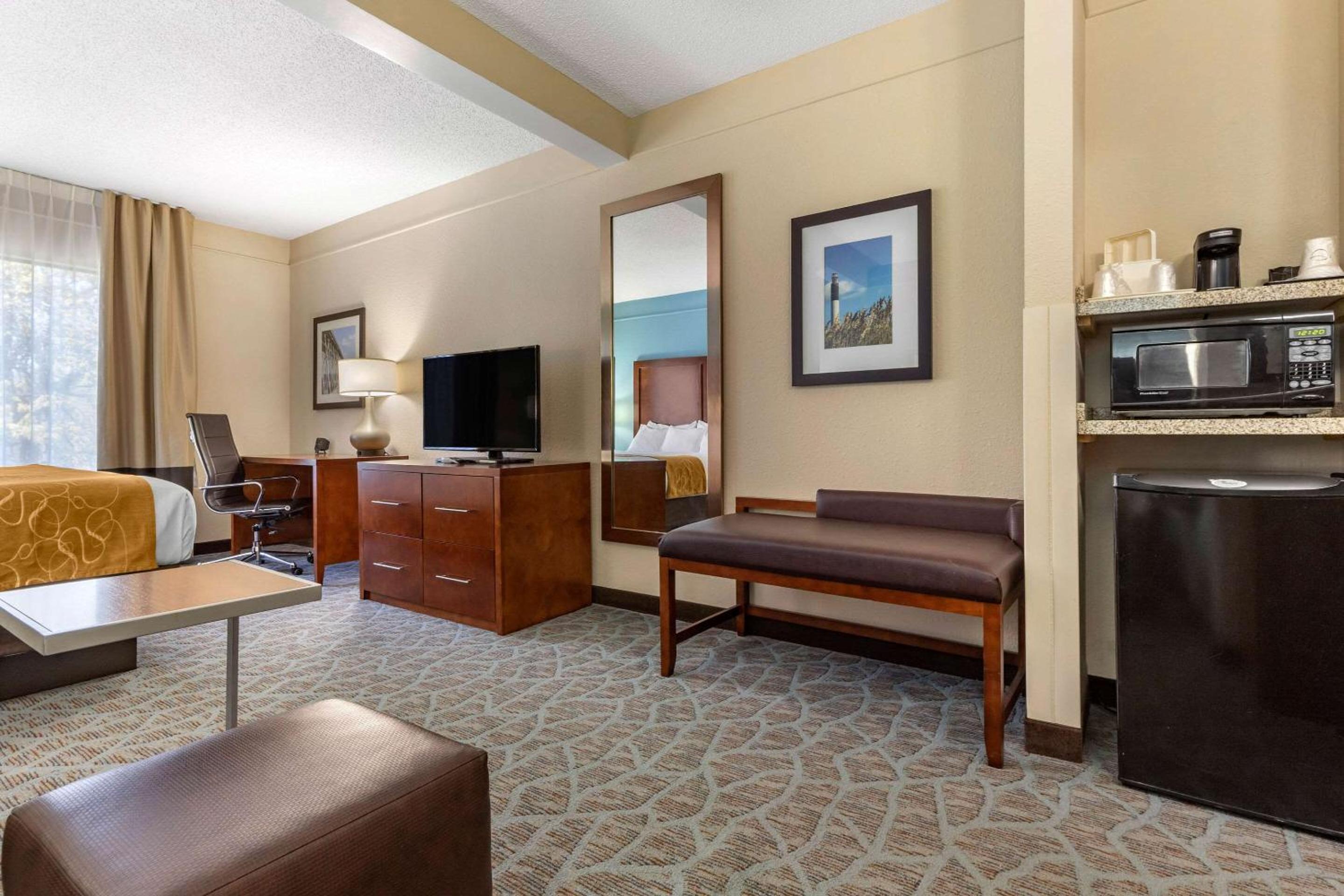 King Suite - Non-Smoking - Photo 7