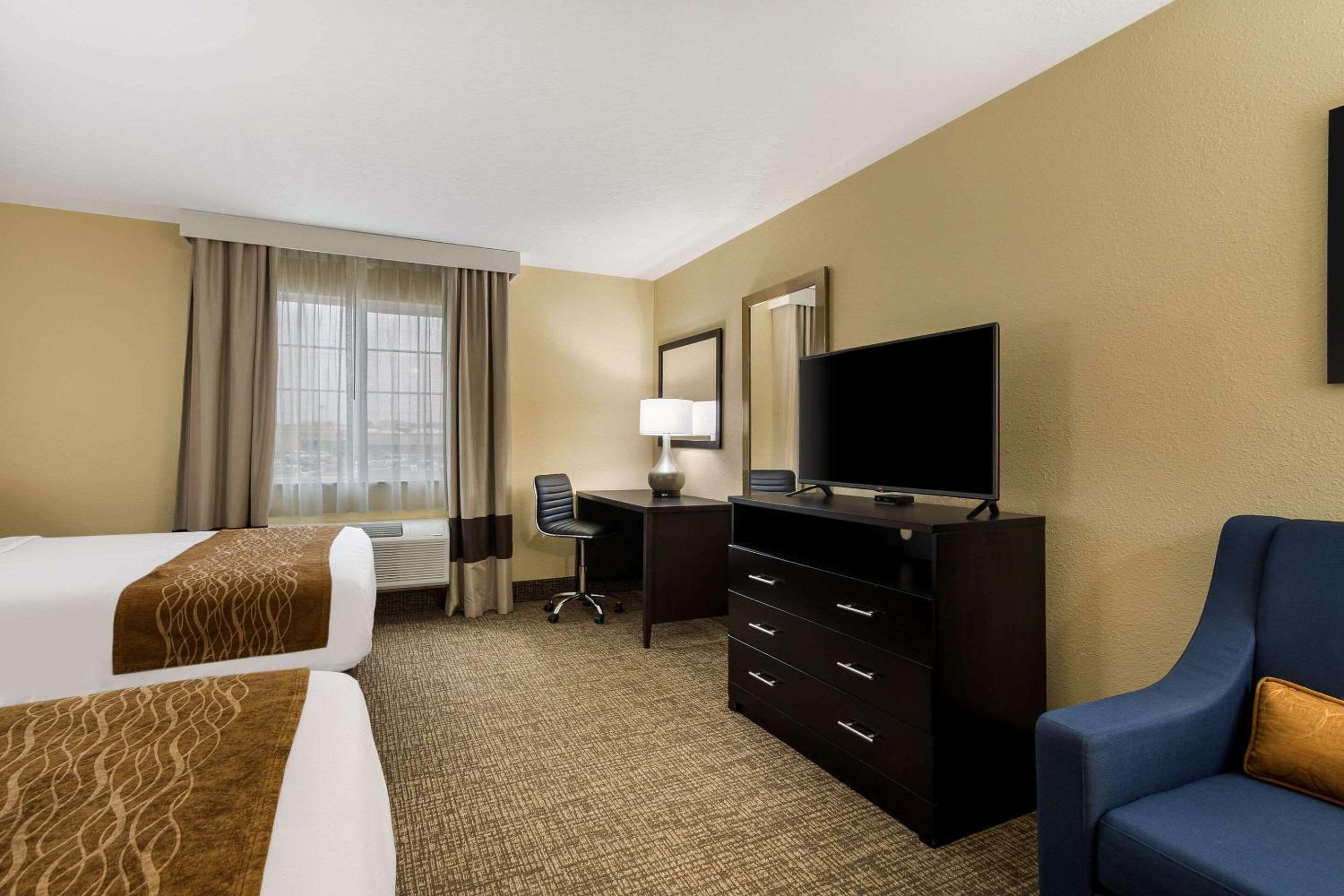 Standard Queen Room with Two Queen Beds - Non-Smoking photo 3