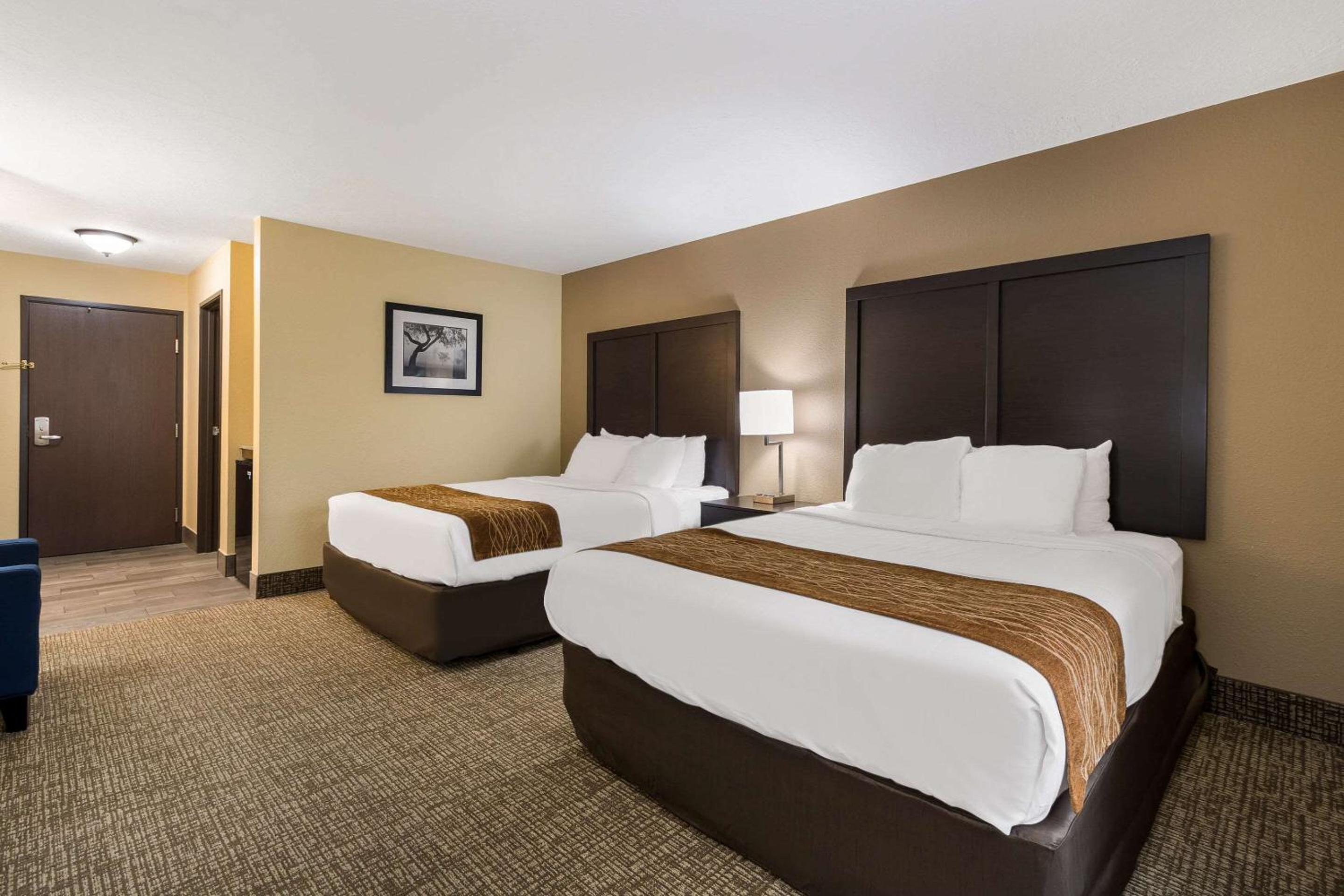 Standard Queen Room with Two Queen Beds - Non-Smoking photo 2