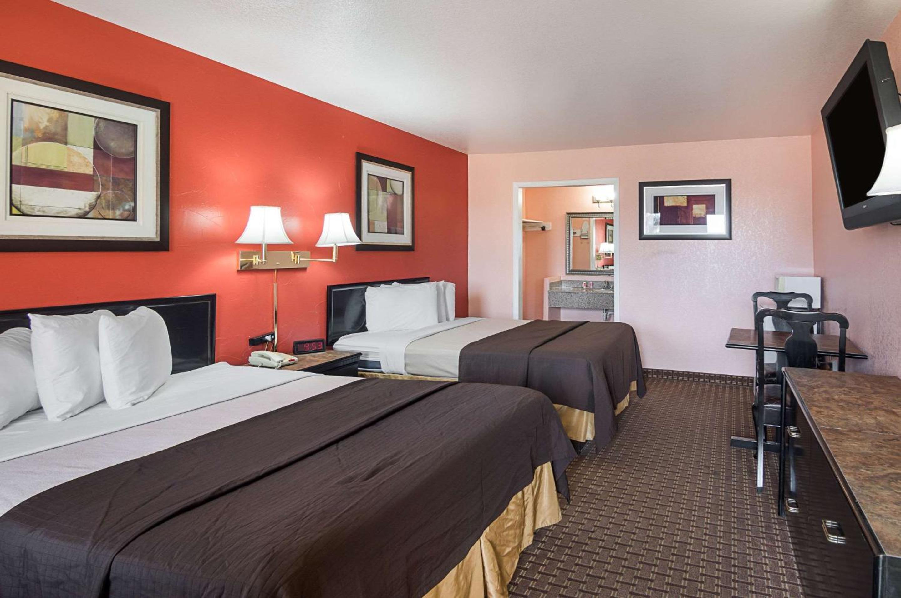 Queen Room with Two Queen Beds - Non-Smoking - Photo 1