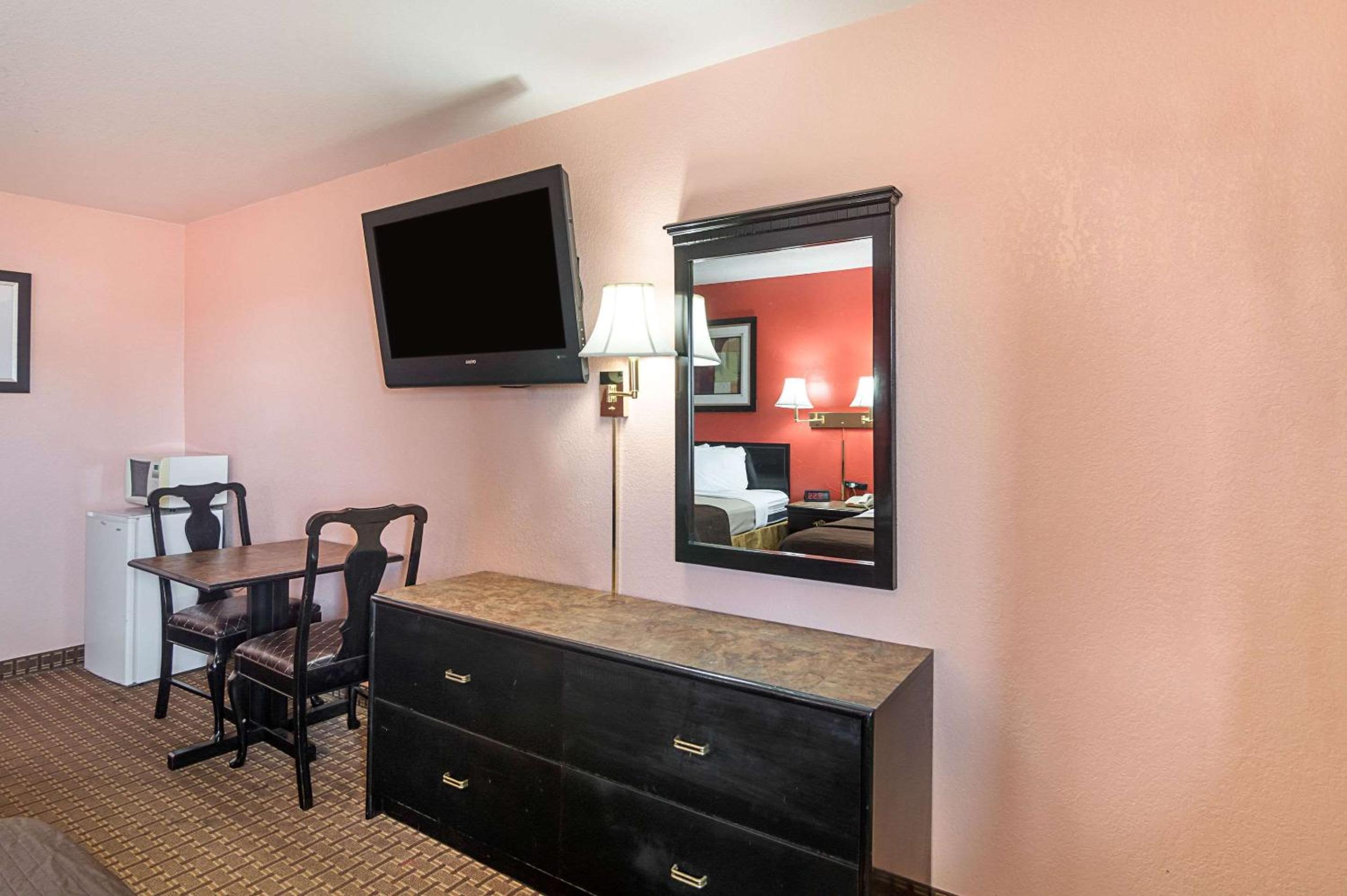 Queen Room with Two Queen Beds - Non-Smoking - Photo 3