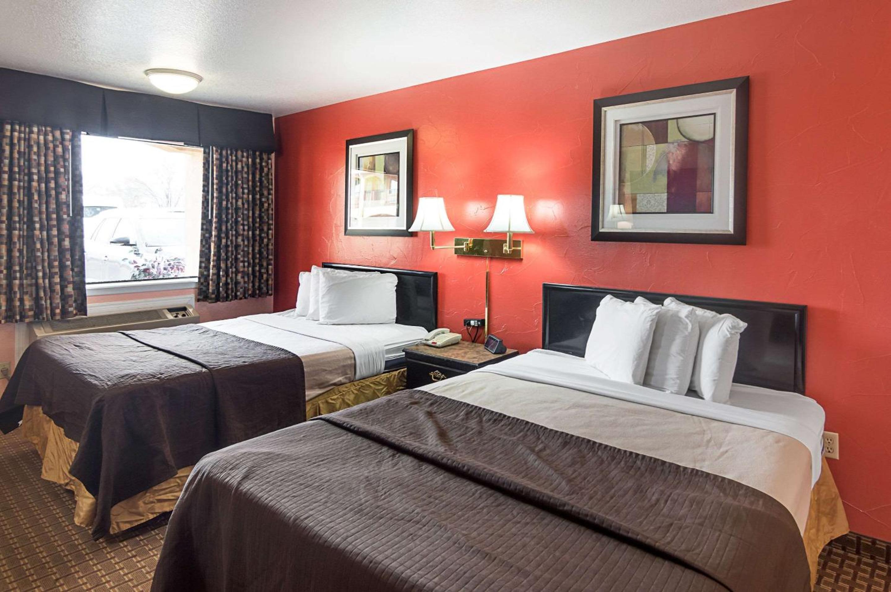 Queen Room with Two Queen Beds - Non-Smoking - Photo 4