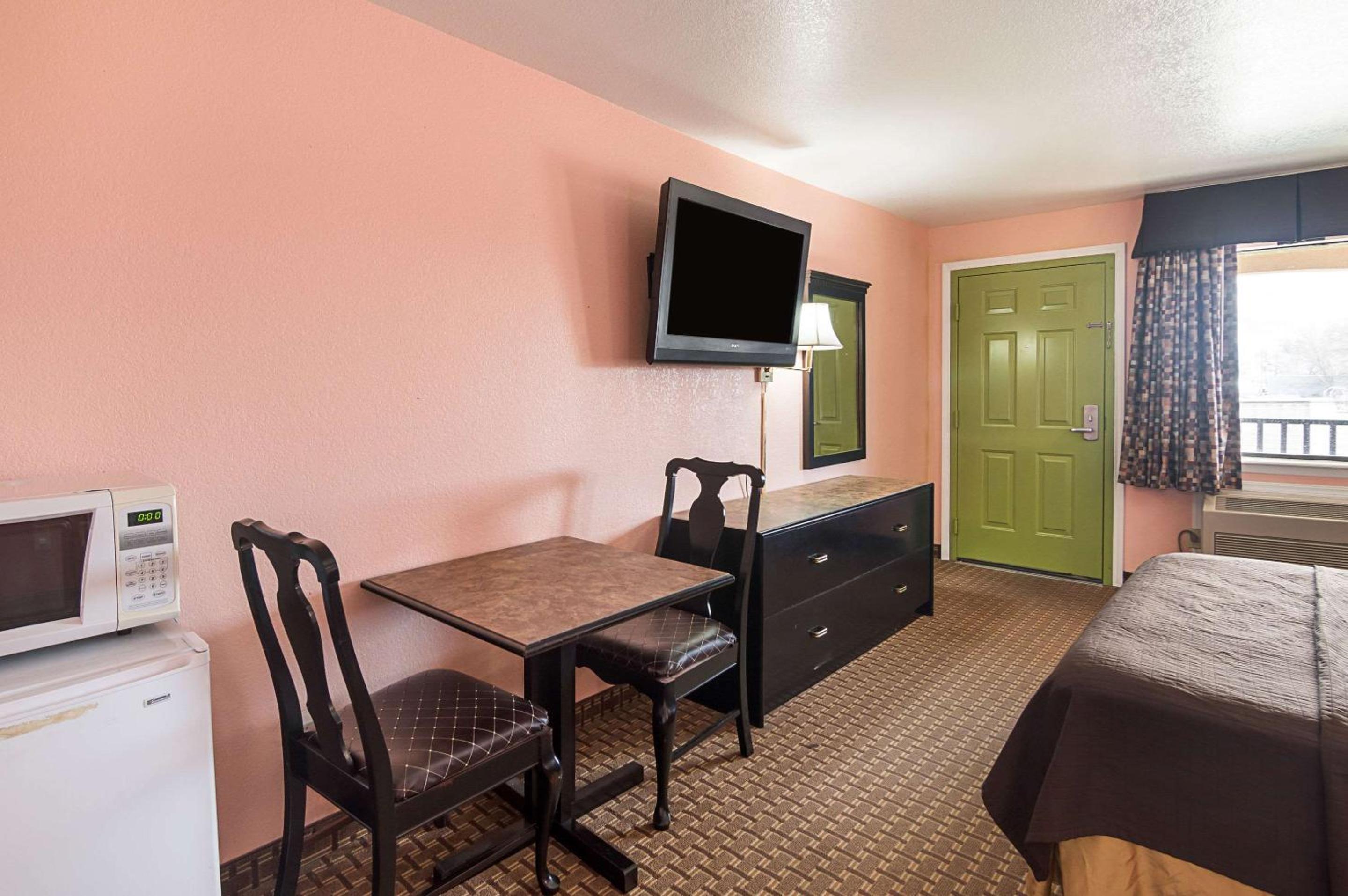 Queen Room - Non-Smoking - Photo 2