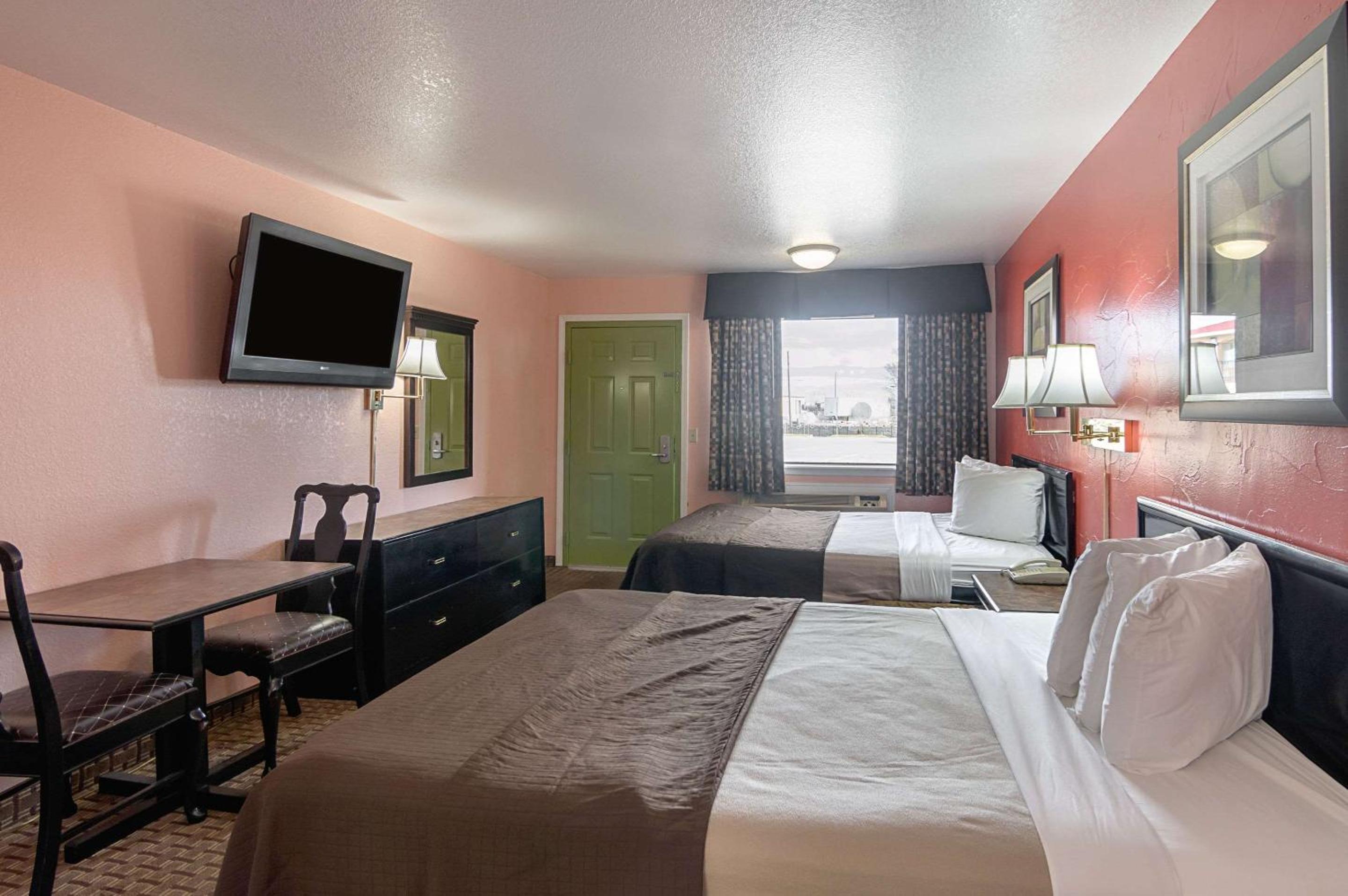 Queen Room with Two Queen Beds - Non-Smoking - Photo 2