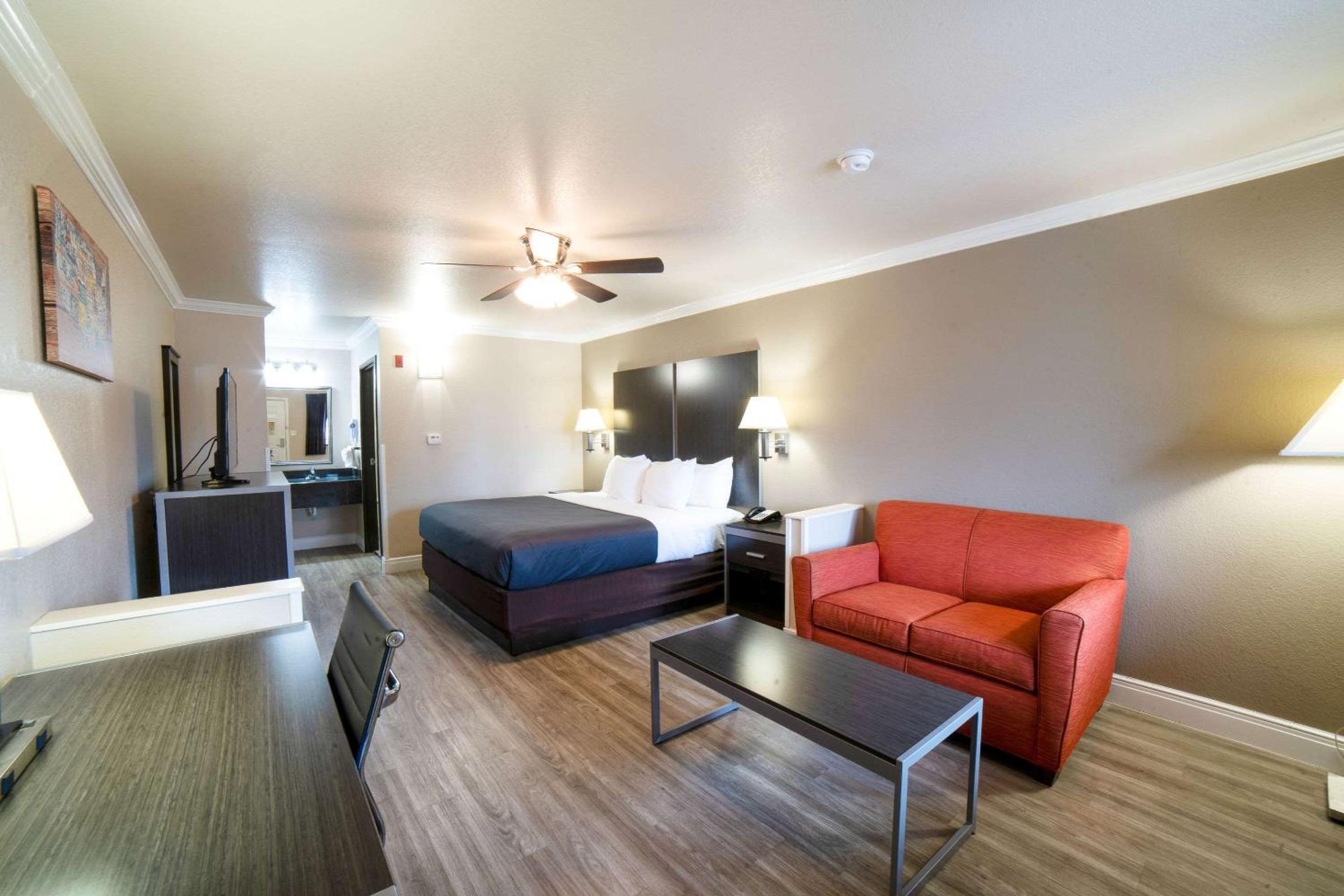 King Room - Non-Smoking - Photo 2